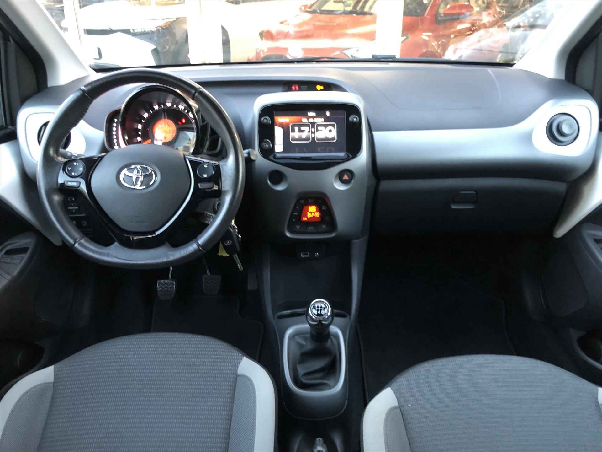 Toyota Aygo 1.0 VVT-i X-Joy | Eerste eigenaar, Lichtmetalen velgen, CarPlay, Privacy glass, Climate control, Parkeercamera, Weinig KM! - 16/35