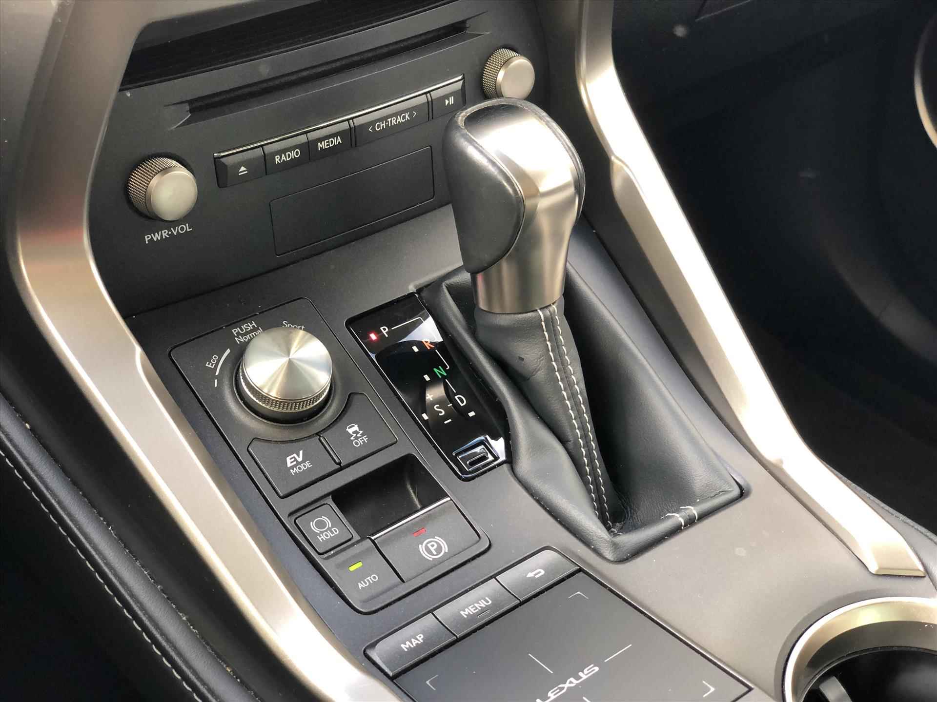 Lexus Nx 300h AWD Sport Edition Luxury & Safety Pack | Apple CarPlay/Android auto, Leer, Stoel + Stuurverwarming, Parkeersensoren - 34/39