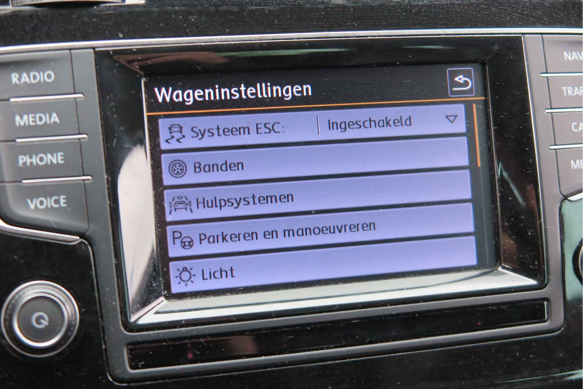 Volkswagen GOLF Variant 1.2 TSI 77kw 105pk Business Edition , Pdc, Navi, Zwenkbare trekhaak, Achteruitrijcamera, Stoelverwarming, Voorstoel met massage, Lichtmetalen velgen etc. - 50/72