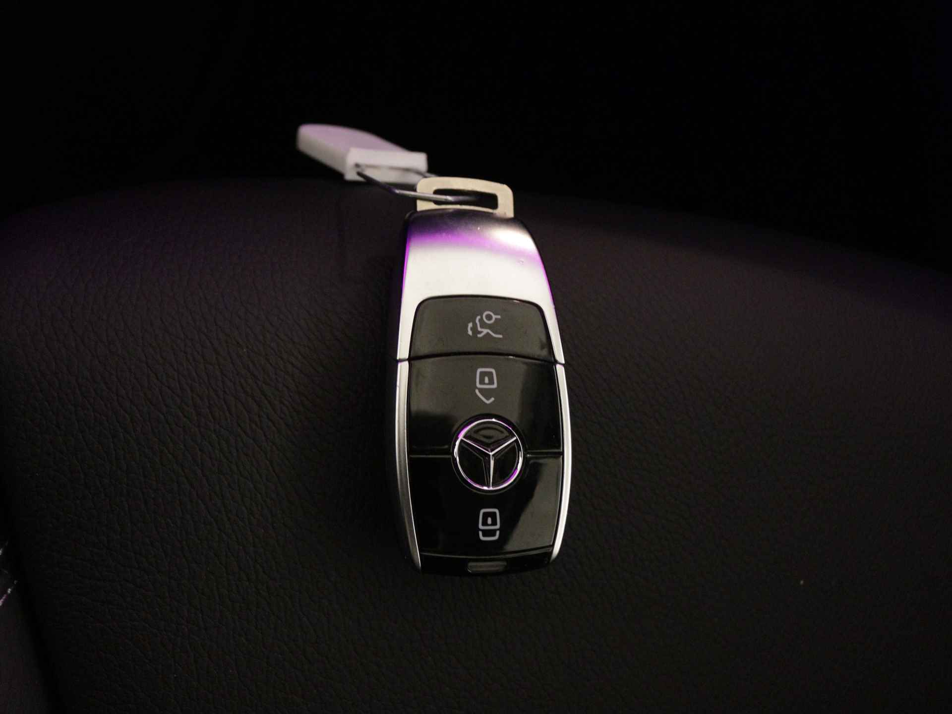 Mercedes-Benz E-Klasse Estate 200 Luxury-Line | Trekhaak elektrisch uitklapbaar | Panorama/Schuifdak | Alarm 3 | Leder | Privacy Glass | Inclusief 24 MB Premium Certified garantie voor Europa - 12/40