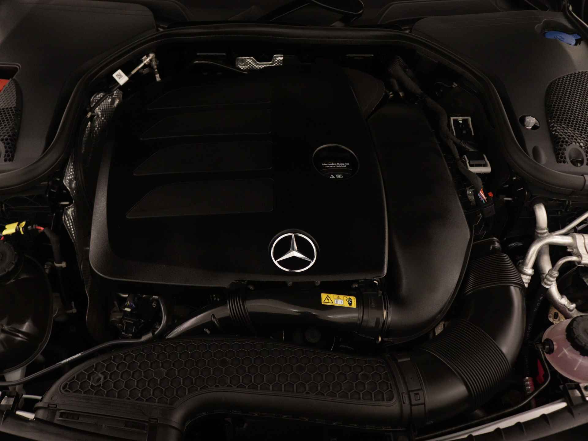 Mercedes-Benz E-Klasse Estate 200 Luxury-Line | Trekhaak elektrisch uitklapbaar | Panorama/Schuifdak | Alarm 3 | Leder | Privacy Glass | Inclusief 24 MB Premium Certified garantie voor Europa - 36/40