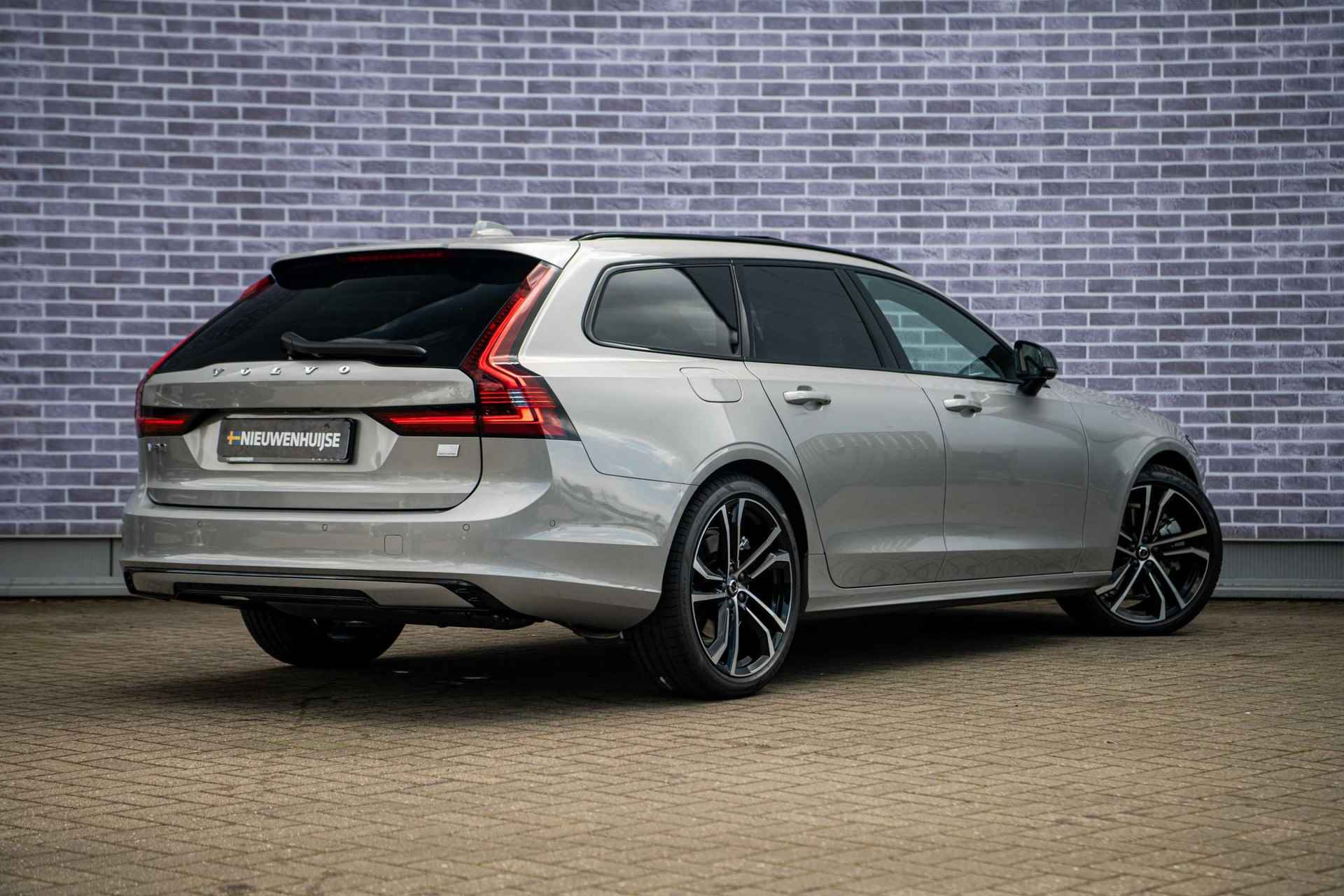 Volvo V90 2.0 T8 Recharge AWD Ultra Dark | Bowers & Wilkins | 360 Camera | Luchtvering | 20" | Gelamineerde Glas | Full Options | - 3/43