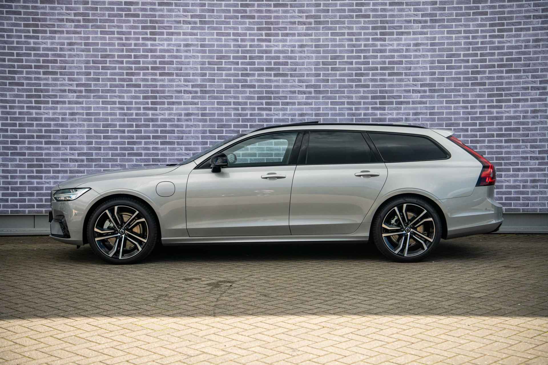 Volvo V90 2.0 T8 Recharge AWD Ultra Dark | Bowers & Wilkins | 360 Camera | Luchtvering | 20" | Gelamineerde Glas | Full Options | - 5/43