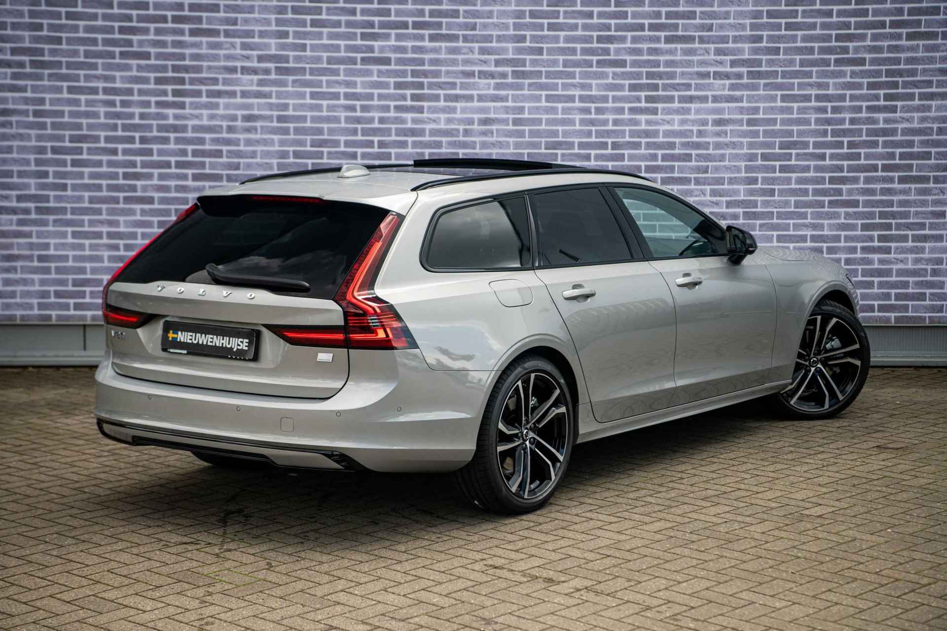 Volvo V90 2.0 T8 Recharge AWD Ultra Dark | Bowers & Wilkins | 360 Camera | Luchtvering | 20" | Gelamineerde Glas | Full Options | - 18/43