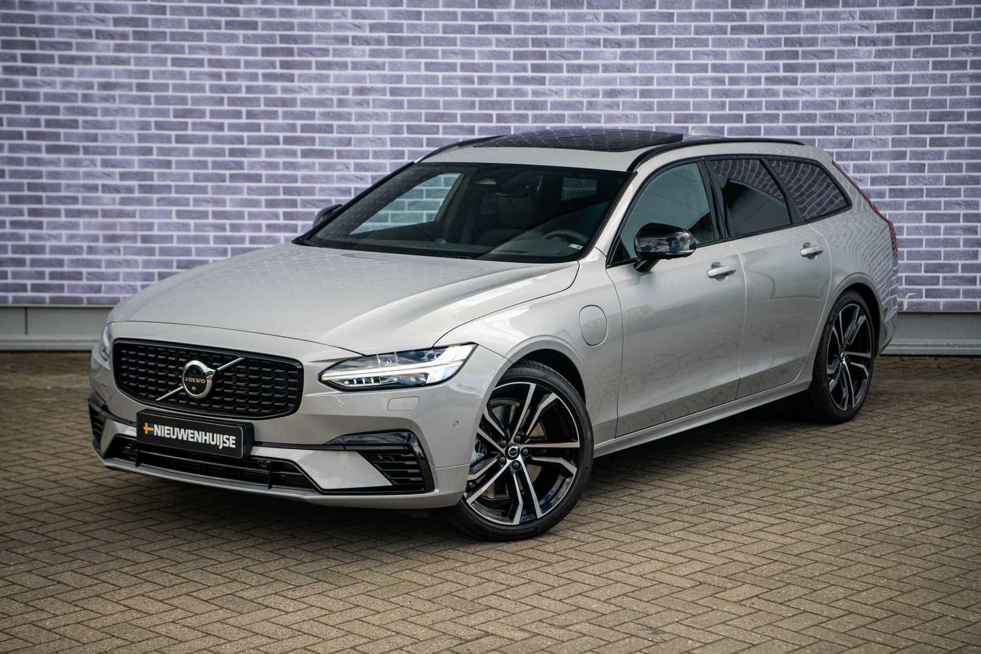 Volvo V90 2.0 T8 Recharge AWD Ultra Dark | Bowers & Wilkins | 360 Camera | Luchtvering | 20" | Gelamineerde Glas | Full Options | - 17/43