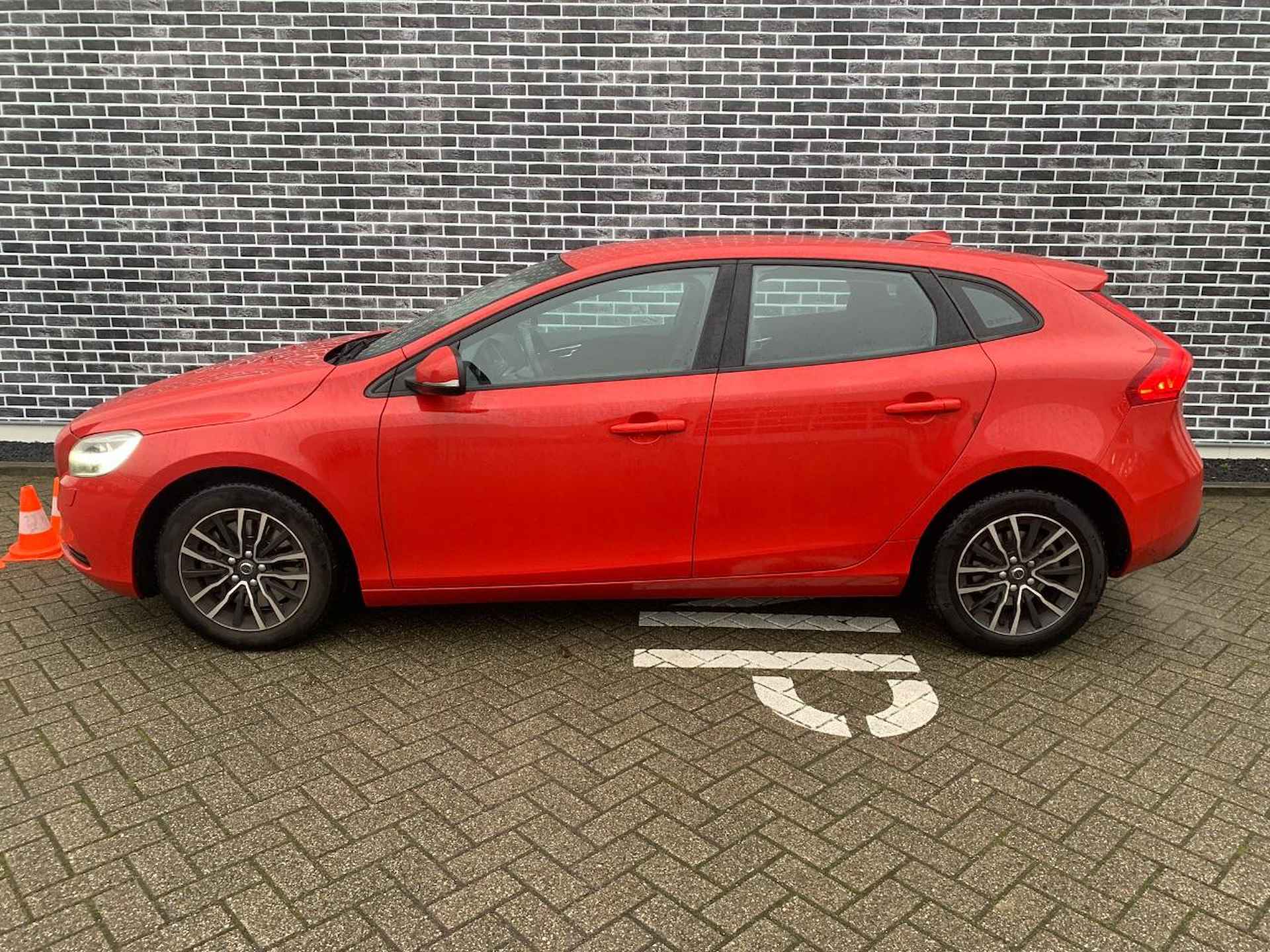 Volvo V40 1.5 T2 Nordic+ | Stoelverwarming | Navigatie | Parkeersensoren - 3/7