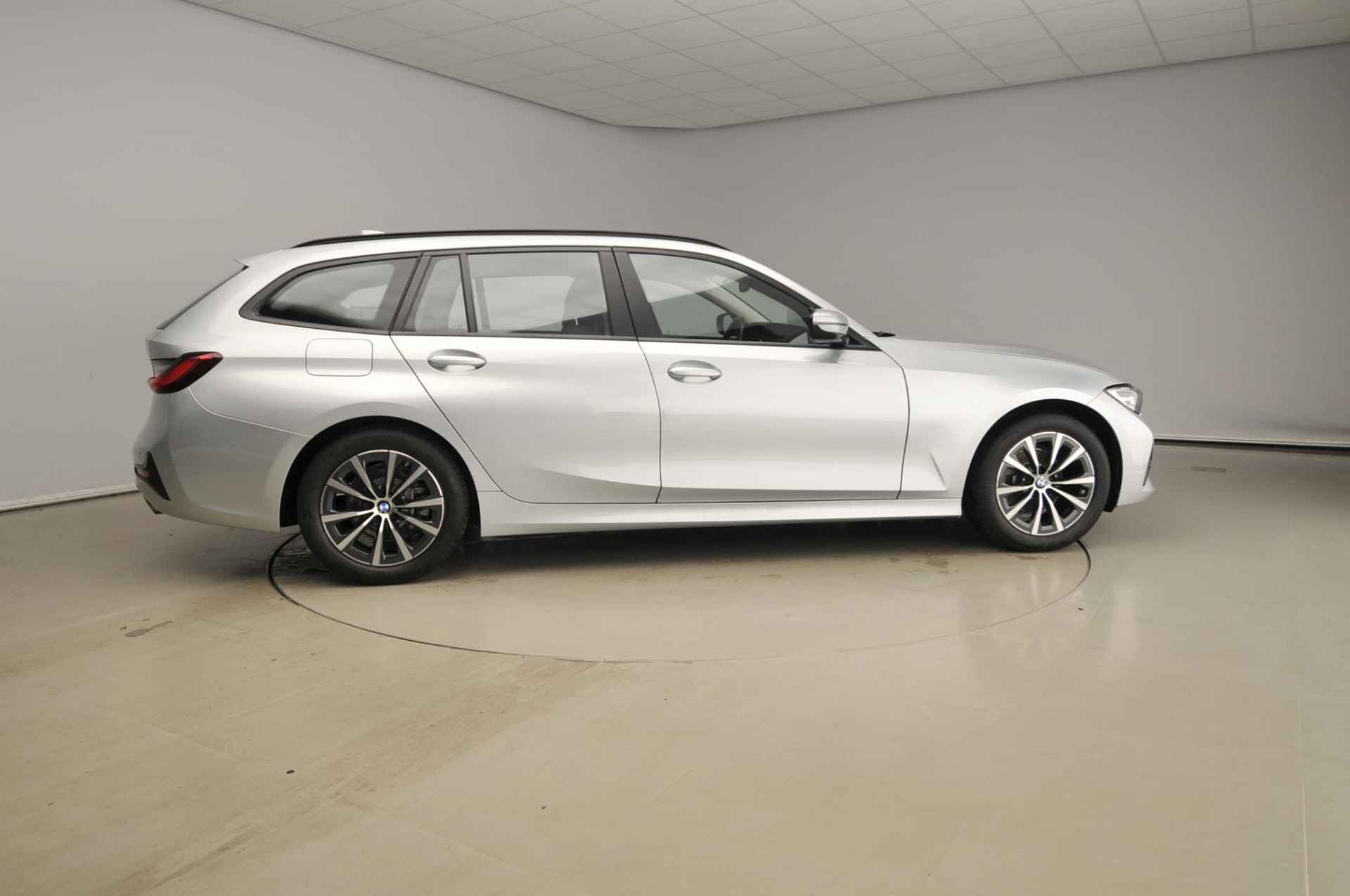 BMW 3 Serie Touring 320d | LED | Navigatie | Stoelverwarming | Clima | PDC | Lendesteunen | Alu 18 inch - 5/45