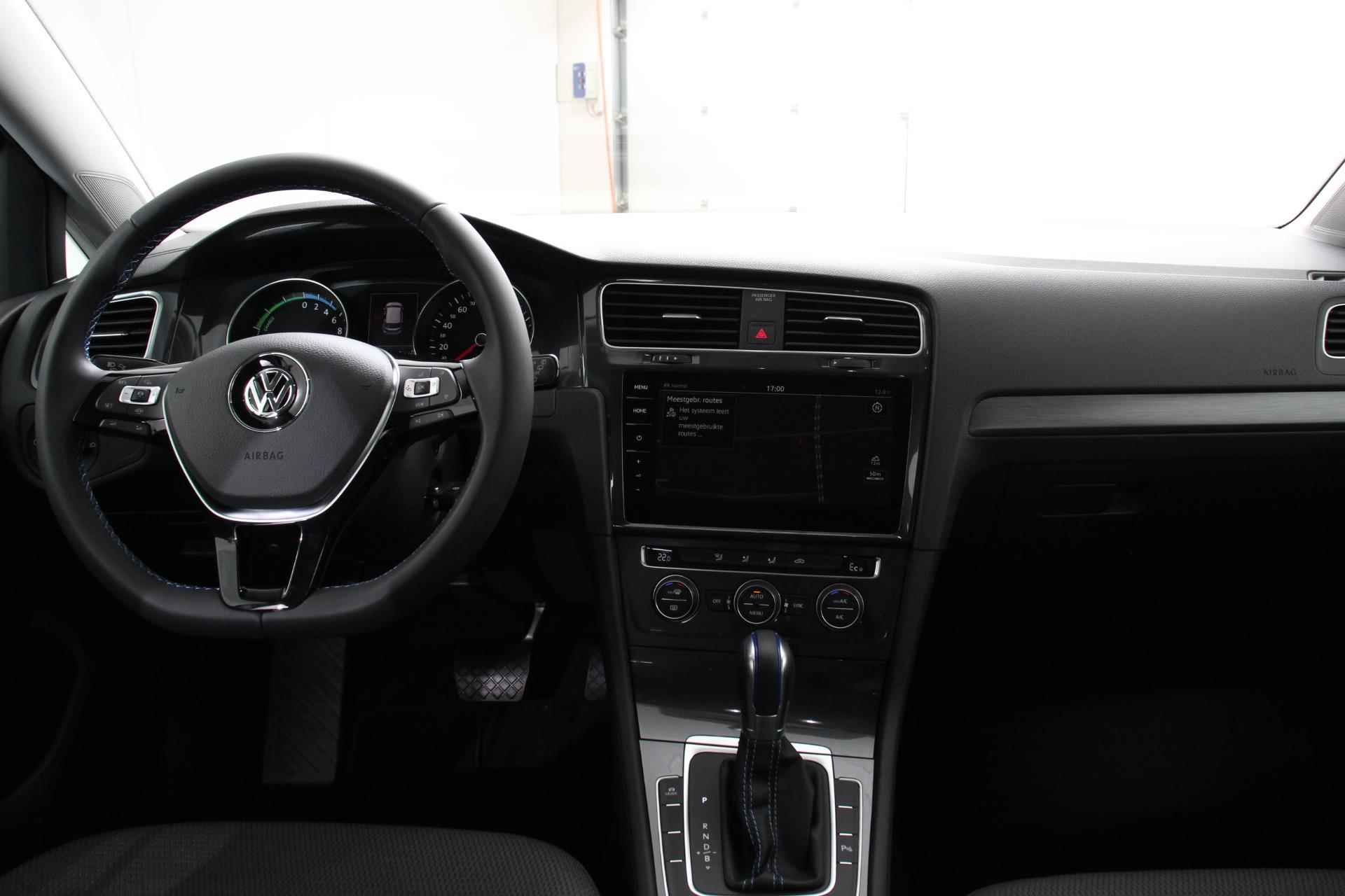 Volkswagen e-Golf € 2000,- subsidie mogelijk particulier! | Navigatie | Climate Control | Adaptieve Cruise Control | 17" Velgen | - 9/35