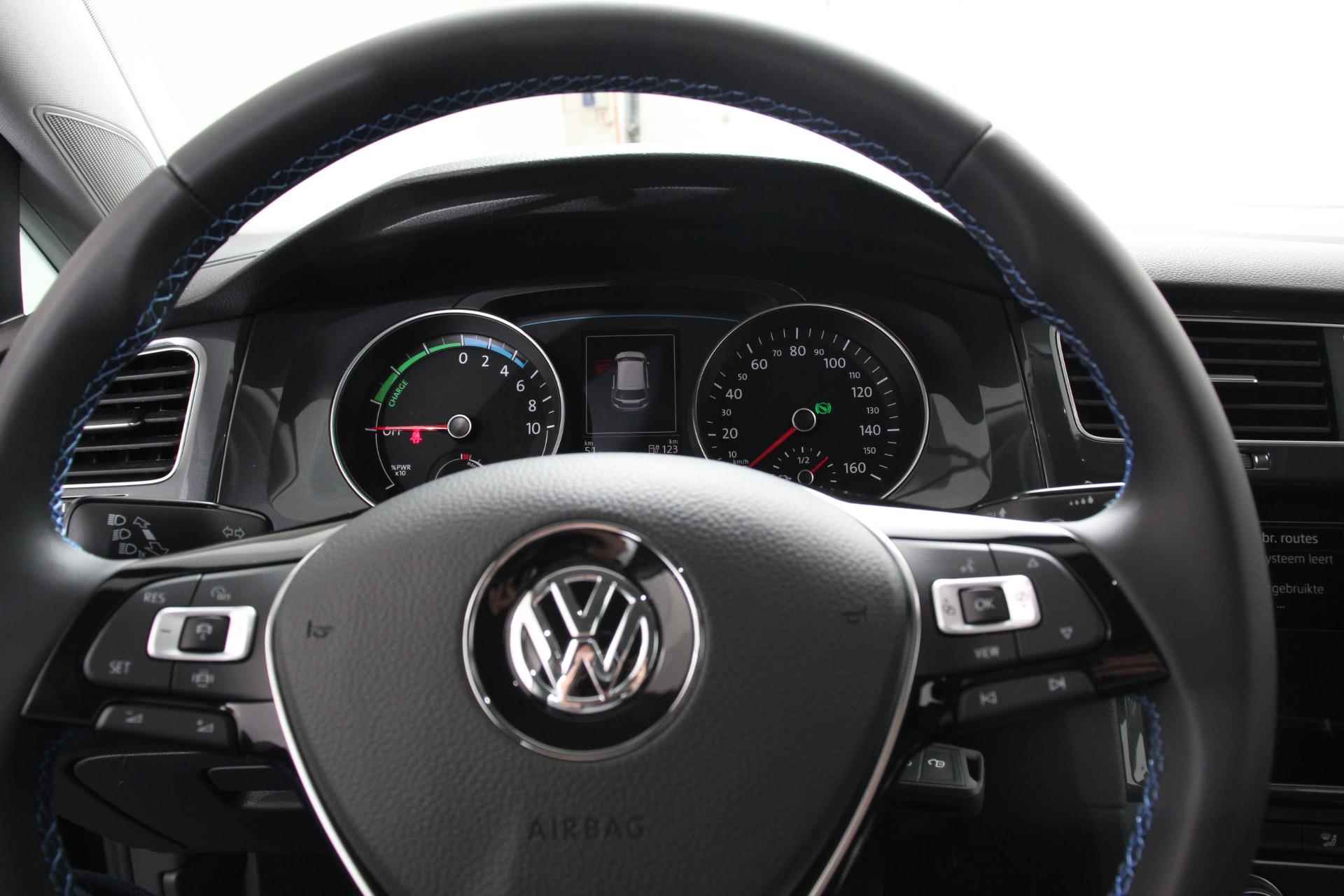 Volkswagen e-Golf € 2000,- subsidie mogelijk particulier! | Navigatie | Climate Control | Adaptieve Cruise Control | 17" Velgen | - 17/35