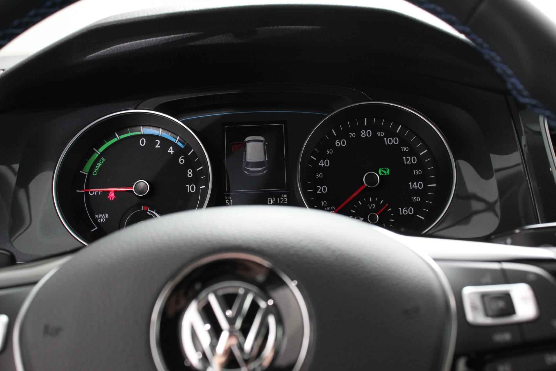 Volkswagen e-Golf € 2000,- subsidie mogelijk particulier! | Navigatie | Climate Control | Adaptieve Cruise Control | 17" Velgen | - 18/35