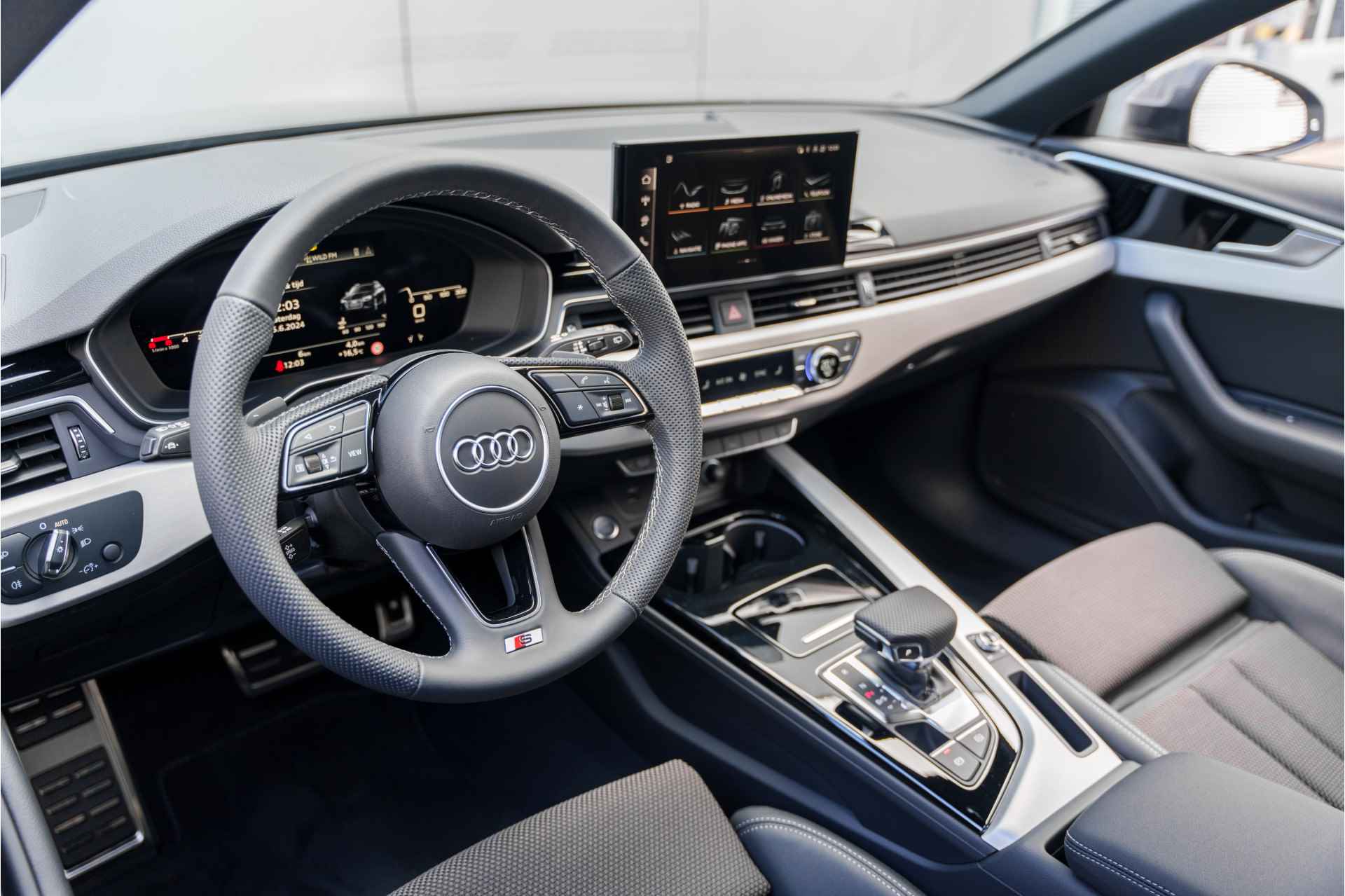 Audi A4 Avant 35 TFSI S edition Competition | Stoelverwarming | Cruise control | Navigatie | Smartphone interface | Optiek zwart - 22/42