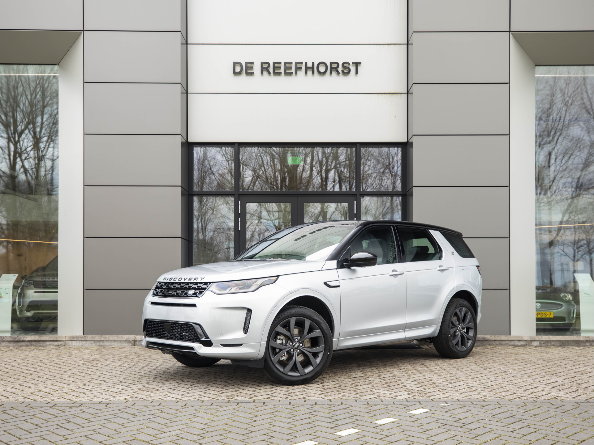 Land Rover Discovery Sport P300e R-Dynamic SE | NIEUW - Direct Leverbaar | Interactive Driver Display | Panoramadak | bij viaBOVAG.nl