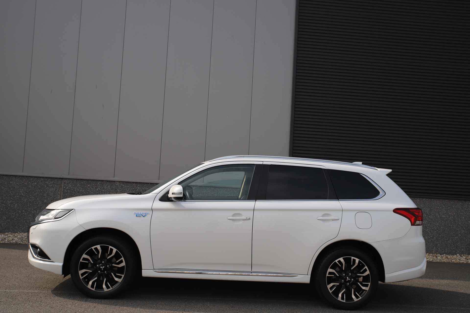 Mitsubishi Outlander 2.0 PHEV 4WD Executive/Camera/Trekhaak/standkachel/18"/PDC - 36/38