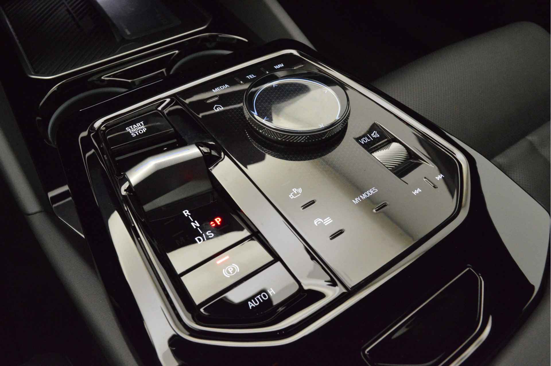 BMW 5 Serie Touring 530e M Sport Automaat / Panoramadak / Trekhaak / Bowers & Wilkins / Adaptieve LED / Stoelventilatie / Comfort Access / Parking Assistant Plus - 17/26