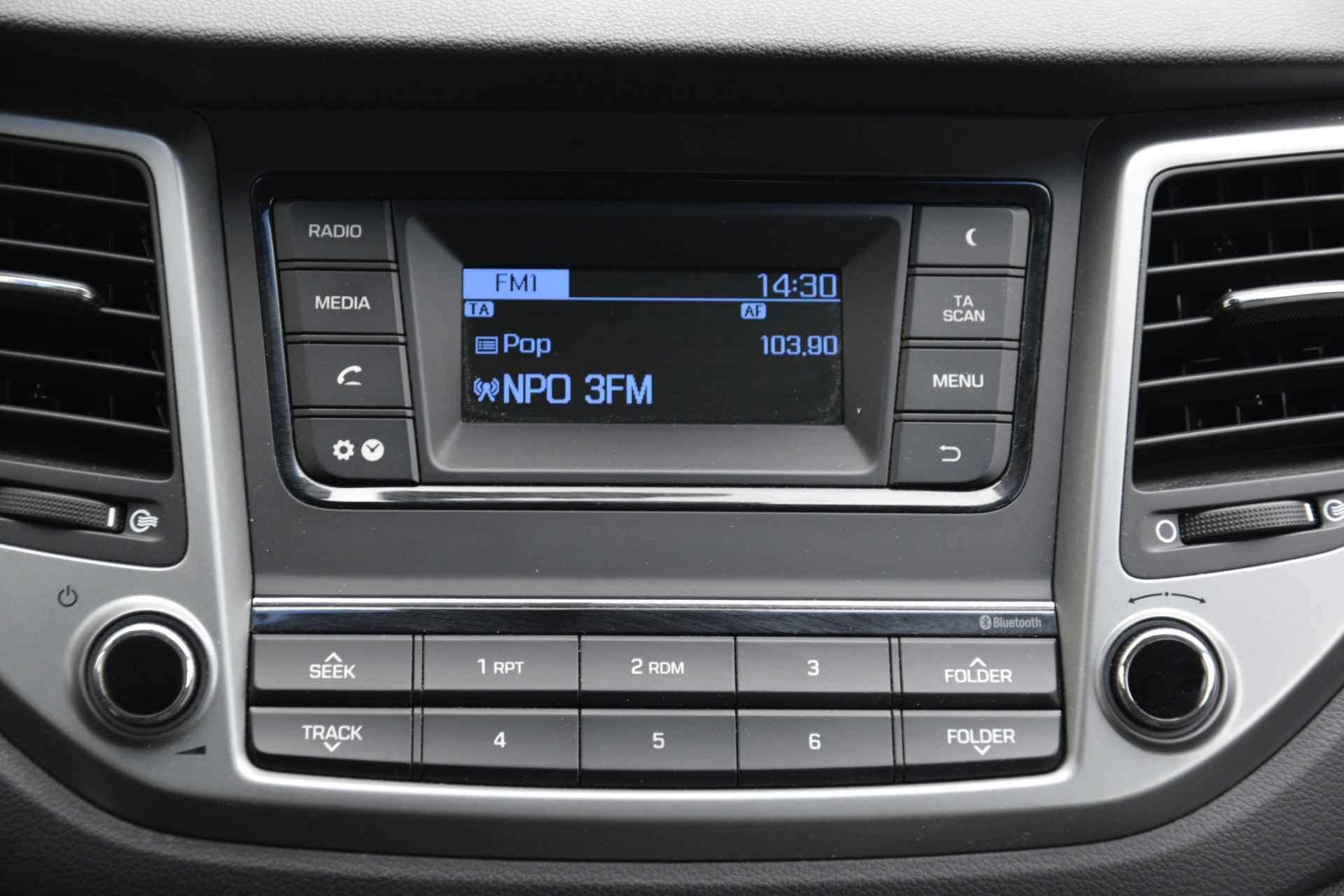 Hyundai Tucson 1.6 GDi i-Motion | Stoelverwarming | All Season banden | Stuurwielbediening | Airco | USB | - 12/27