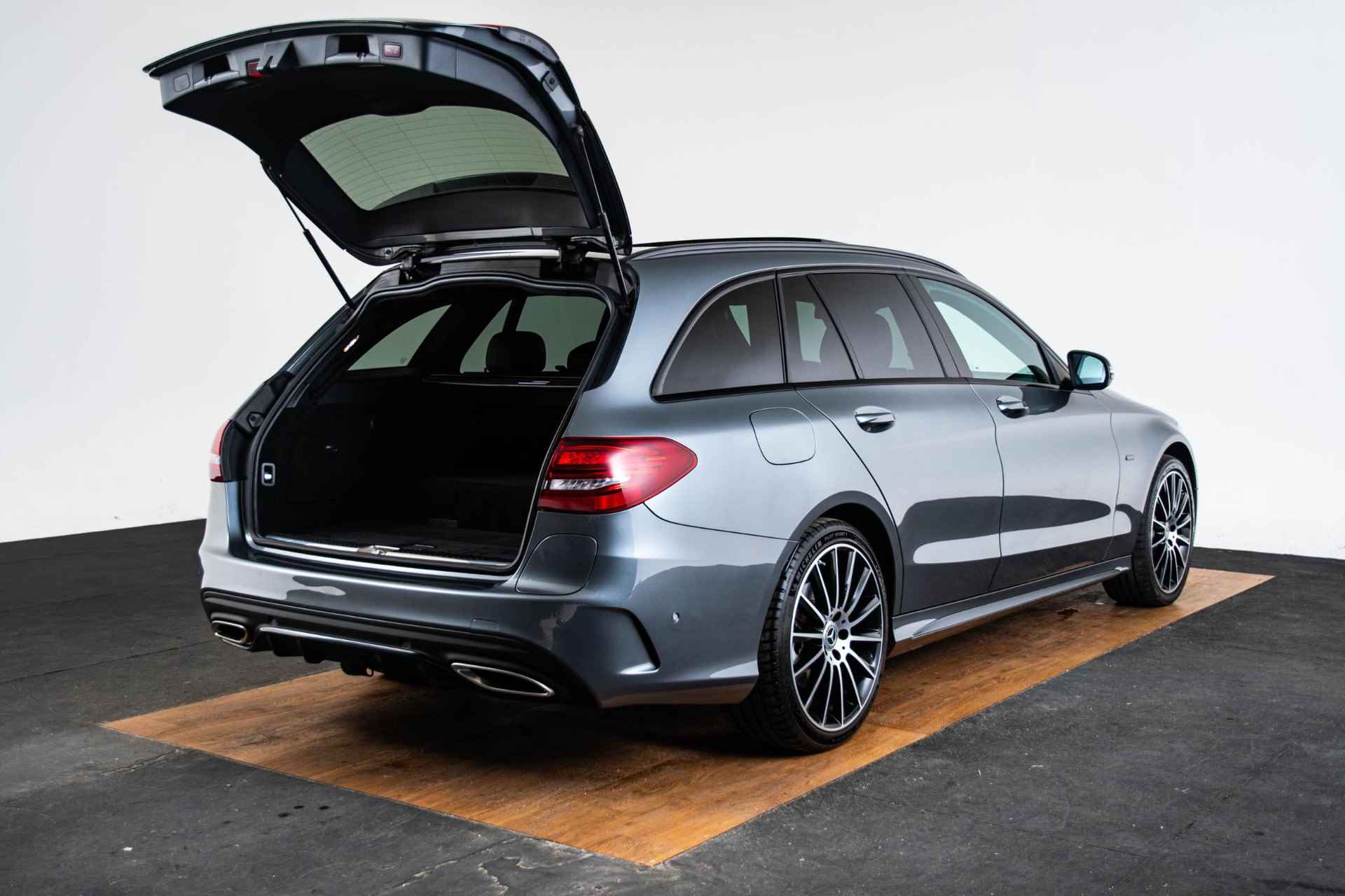 Mercedes-Benz C-klasse Estate 300 e Business Solution AMG Limited AMG Line interieur/exterieur - Trekhaak - Panoramadak - Stoelverwarming voor - Dodehoekassistent - Parkeerpakket - Advanced sound system - - 12/72