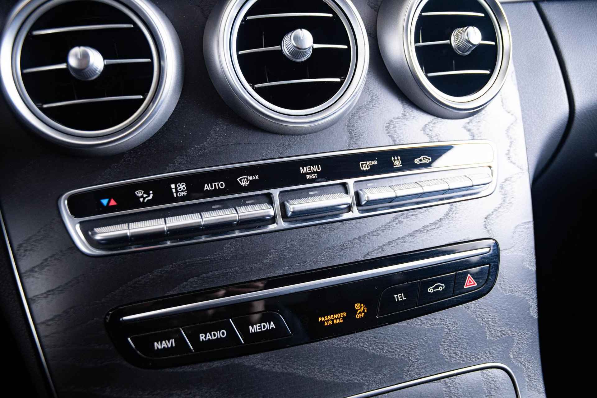 Mercedes-Benz C-klasse Estate 300 e Business Solution AMG Limited AMG Line interieur/exterieur - Trekhaak - Panoramadak - Stoelverwarming voor - Dodehoekassistent - Parkeerpakket - Advanced sound system - - 17/72