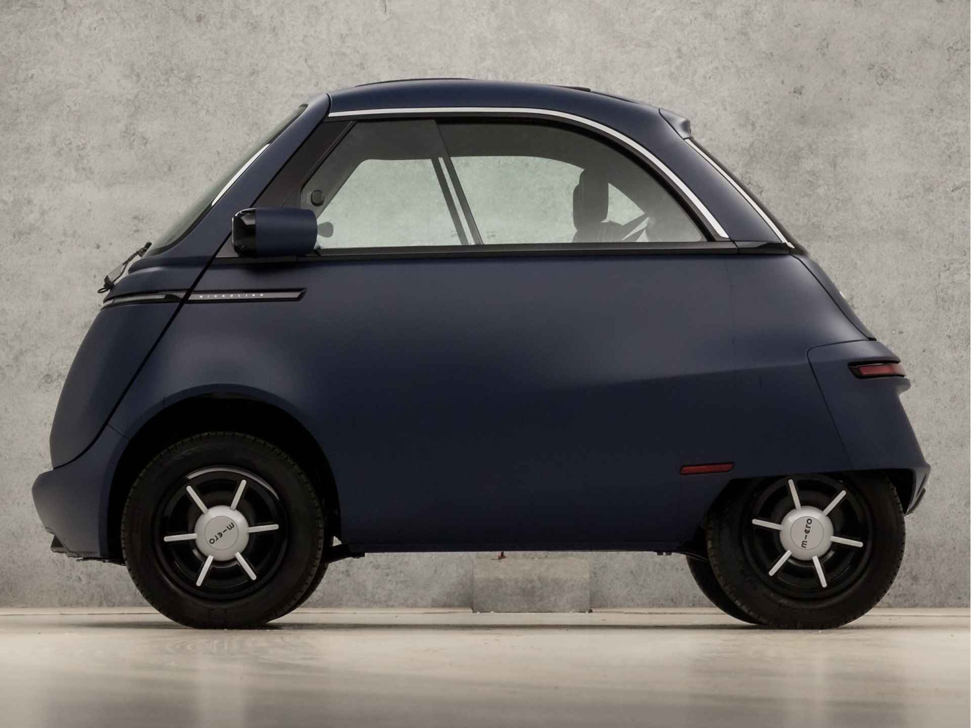 Microlino L7 Competizione 15 kWh (LEASE 300,- P/M, GROOT ACCUPAKKET, 230KM ACTIERADIUS, NIEUW, DIRECT LEVERBAAR, PREMIUM INTERIEUR, ALCANTARA, LEDER, VERSIE 2, BARCELONA MATT BLUE, 90 KM/H, NIEUW) - 2/33