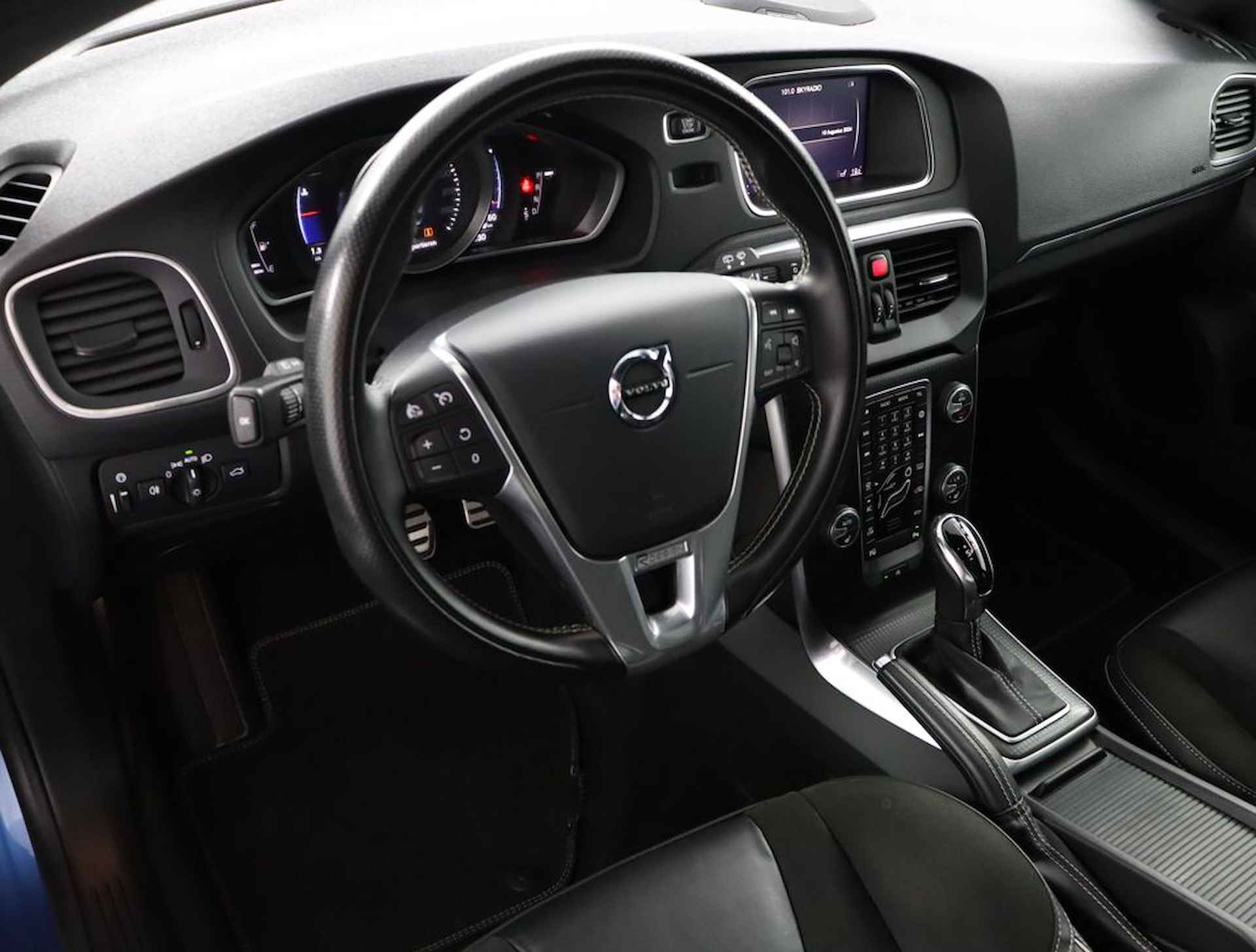 Volvo V40 T3 Aut-6 Polar + Sport Panoramadak | Parkeercamera | Stoelverwarming | Keyless | Harman & Kardon | Lederen interieur | 17'' lich - 44/48