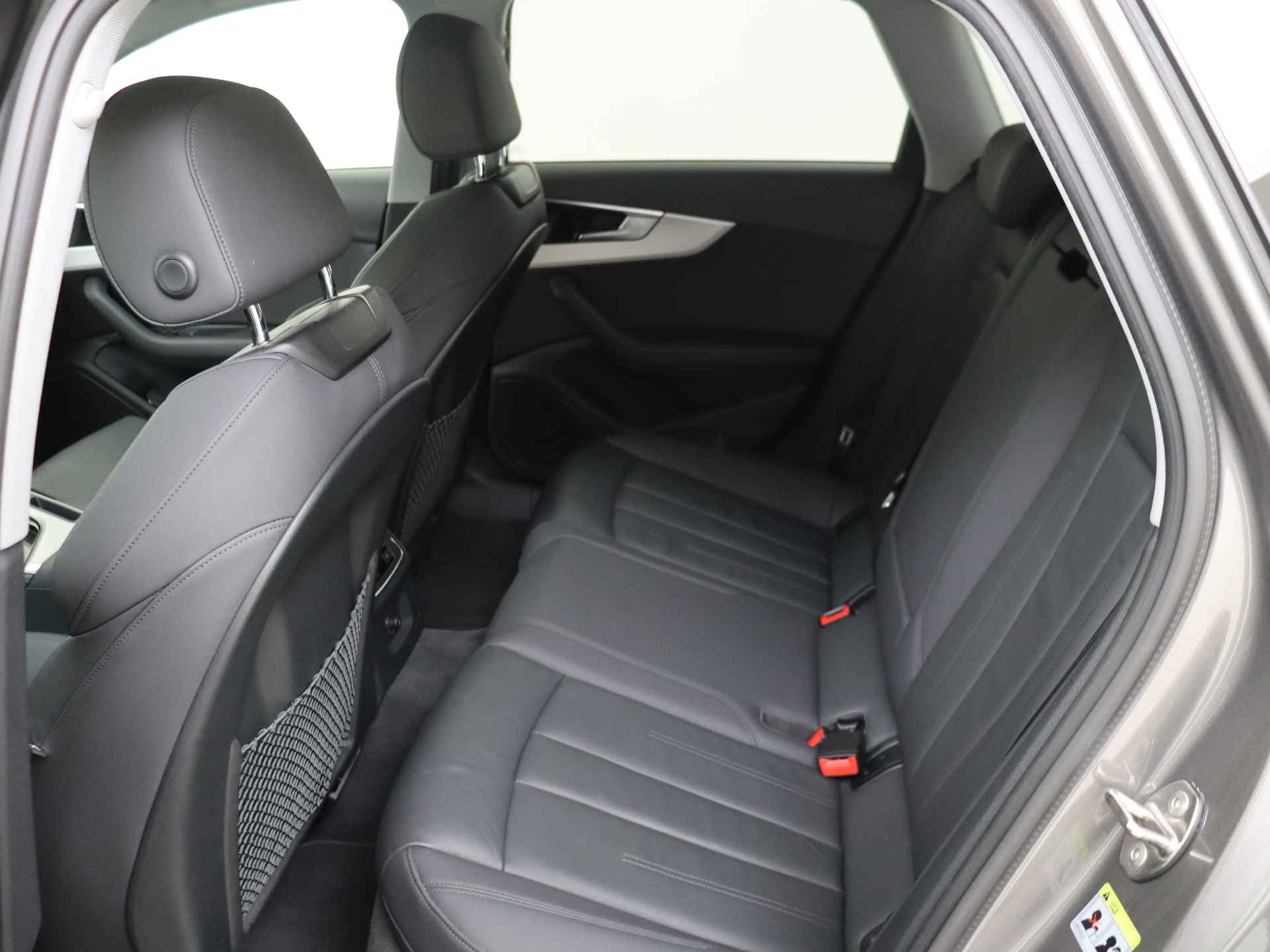Audi A4 Avant 35 TFSI Launch edition Business 150 pk Automaat | Navigatie | Sportstoelen | Leder - 12/35