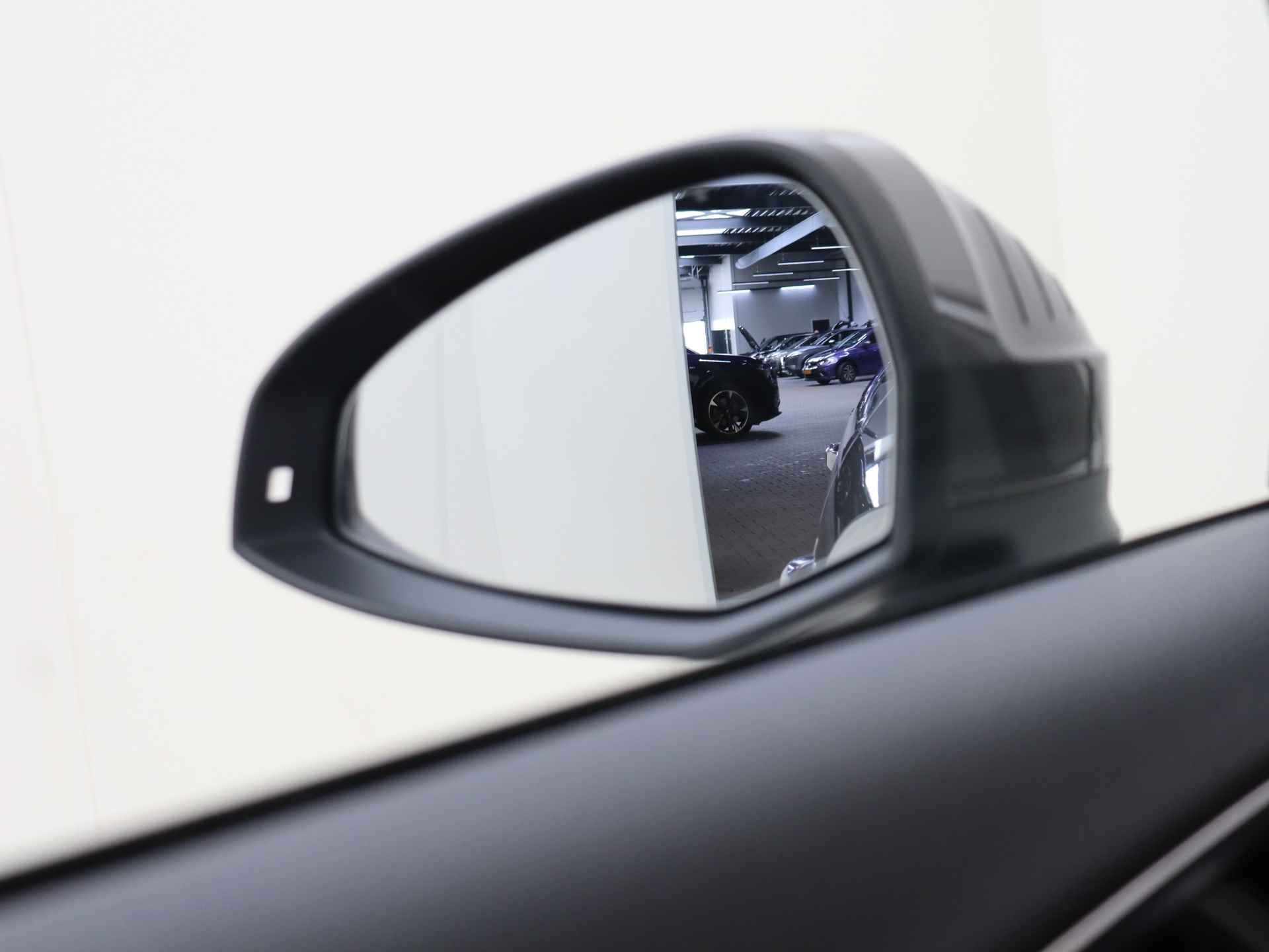 Audi A4 Avant 35 TFSI Launch edition Business 150 pk Automaat | Navigatie | Sportstoelen | Leder - 28/35