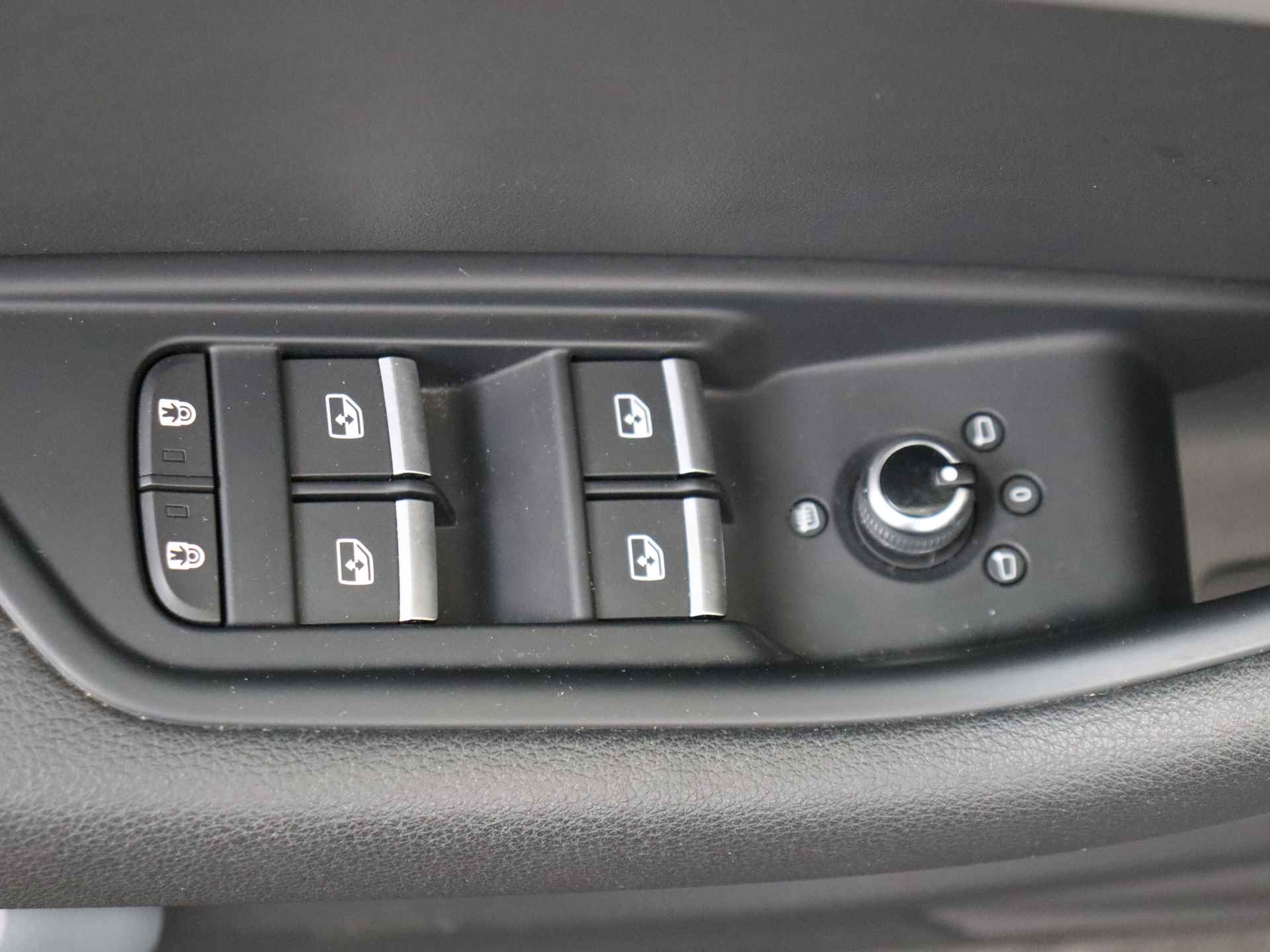 Audi A4 Avant 35 TFSI Launch edition Business 150 pk Automaat | Navigatie | Sportstoelen | Leder - 30/35