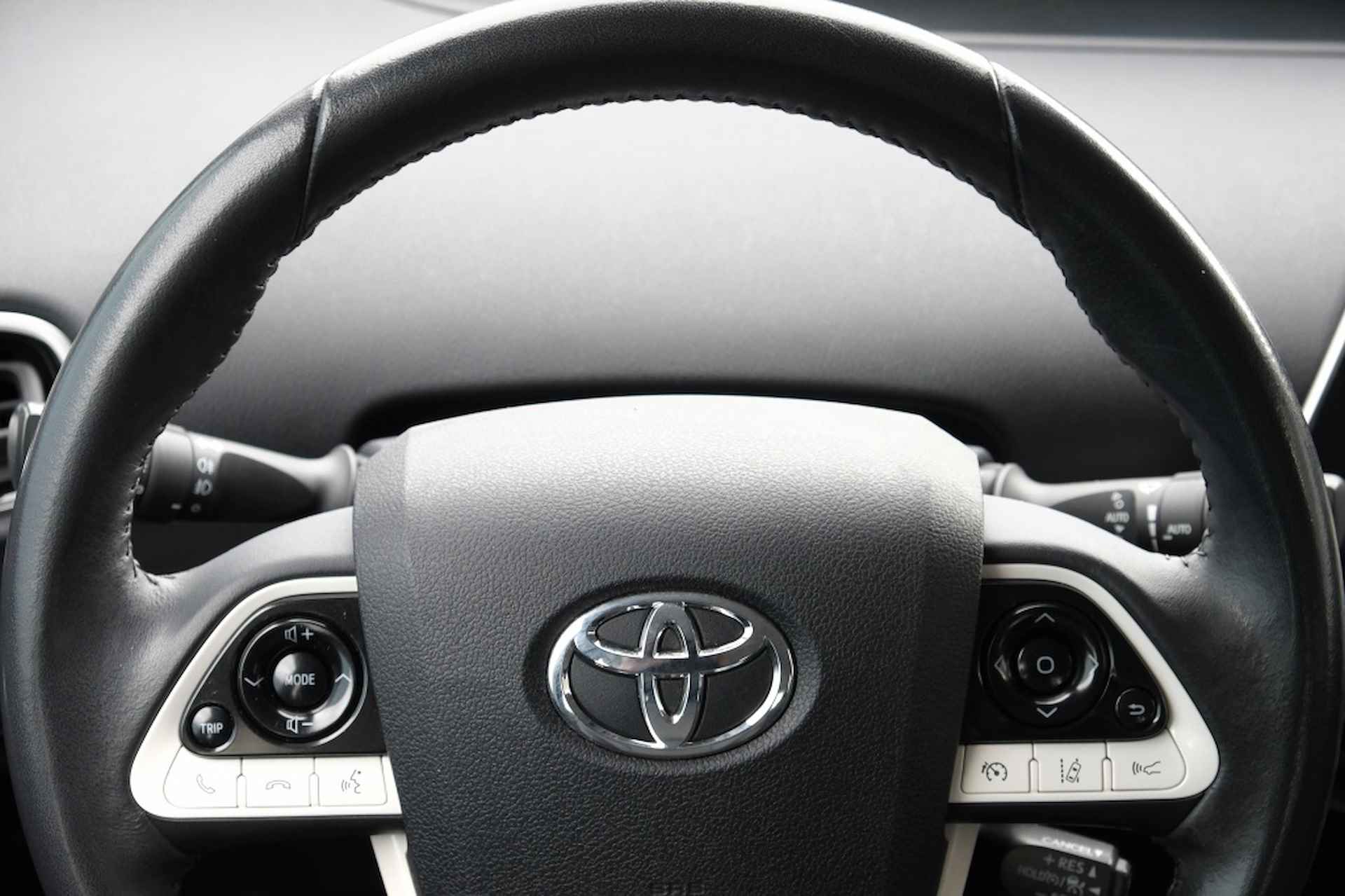 Toyota Prius 1.8 Hybrid 122PK Executive Automaat | Navi | Climate Control | S - 11/40