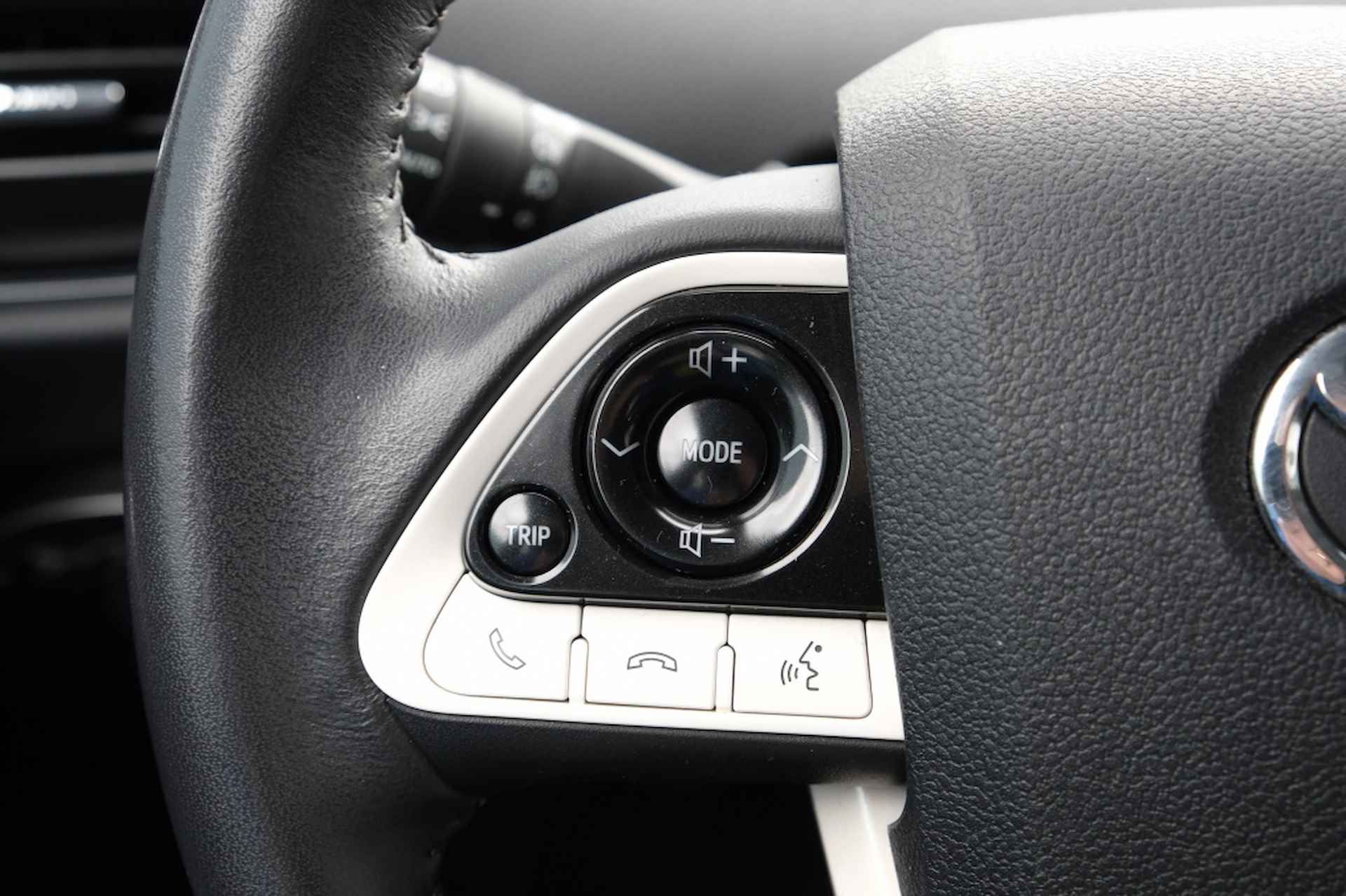 Toyota Prius 1.8 Hybrid 122PK Executive Automaat | Navi | Climate Control | S - 19/40
