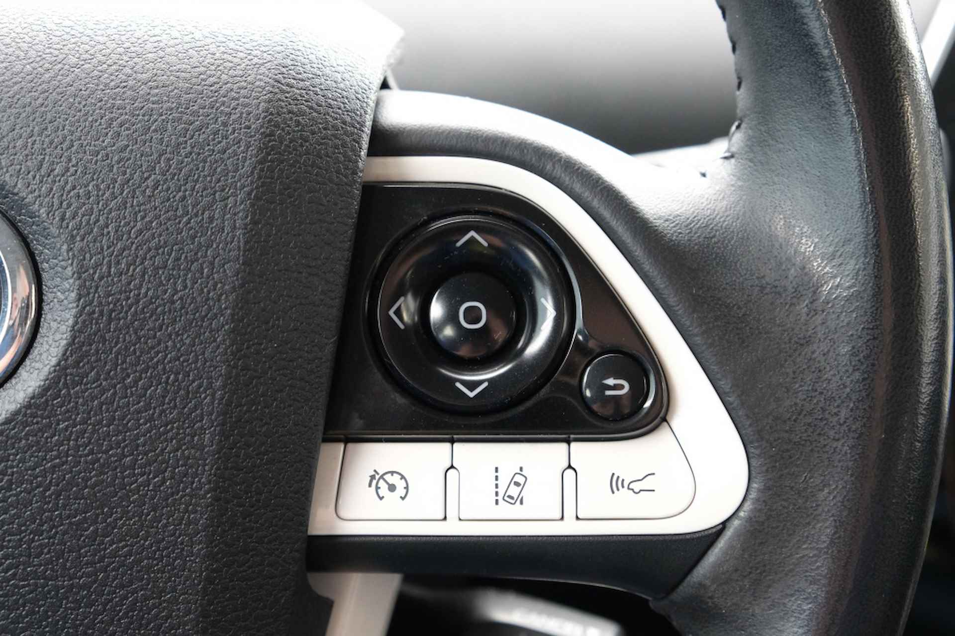 Toyota Prius 1.8 Hybrid 122PK Executive Automaat | Navi | Climate Control | S - 20/40