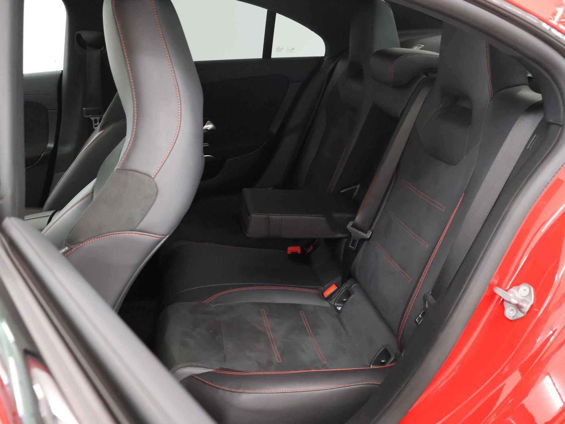 Mercedes-Benz CLA-klasse 220 Premium Plus | AMG Styling | Panoramadak | Wide Screen | Navigatie | Sportstoelen | Camera | DAB | Sfeerverlichting | Stoelverwarming | Ele. kofferdeskel | - 12/48