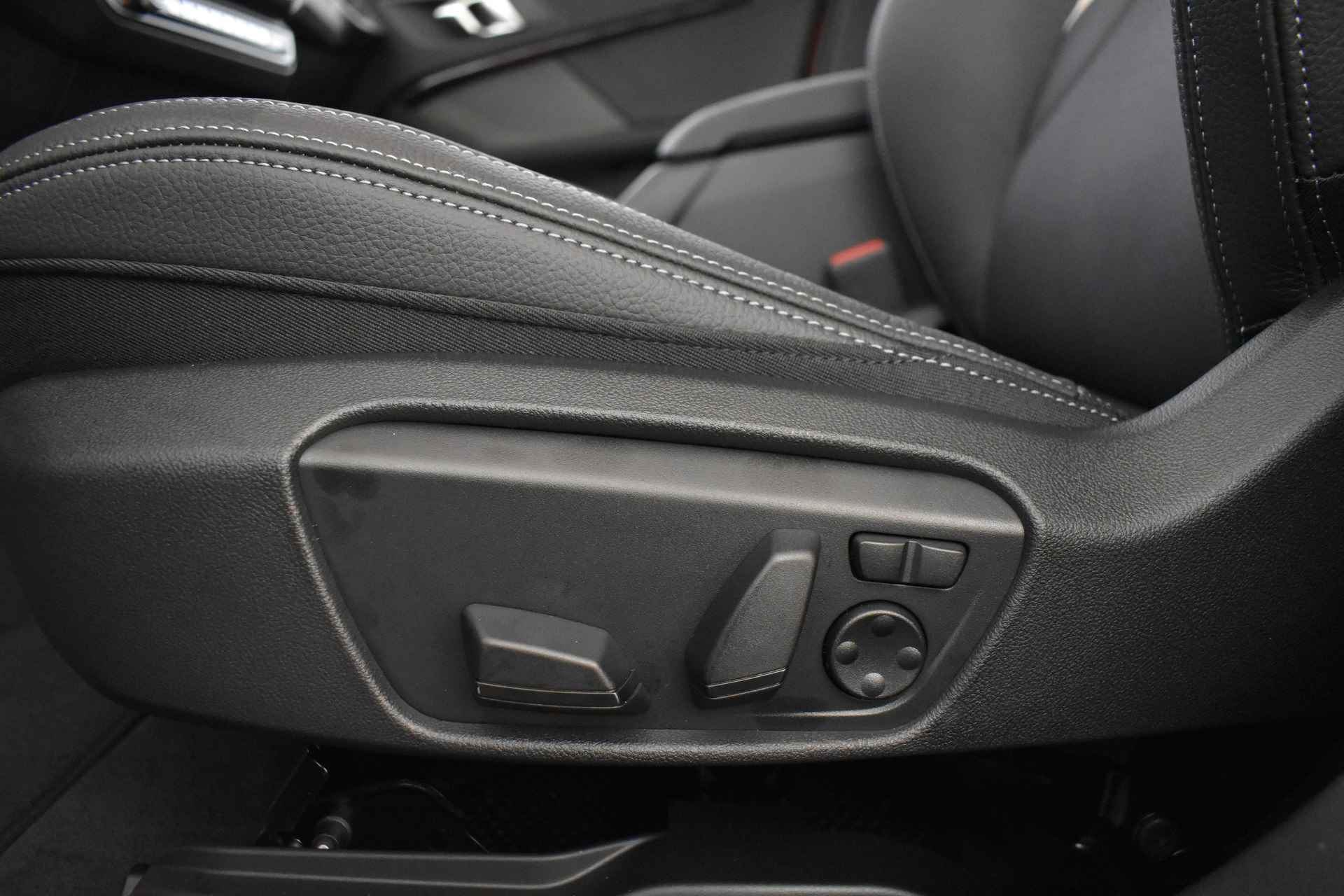 BMW 1-serie 118i High Executive M Sportpakket / Panoramadak / M Sportstoelen / Adaptieve LED / Active Cruise Control / M Sportonderstel / Comfort Access / Head-Up / Parking Assistant / Automaat - 19/59