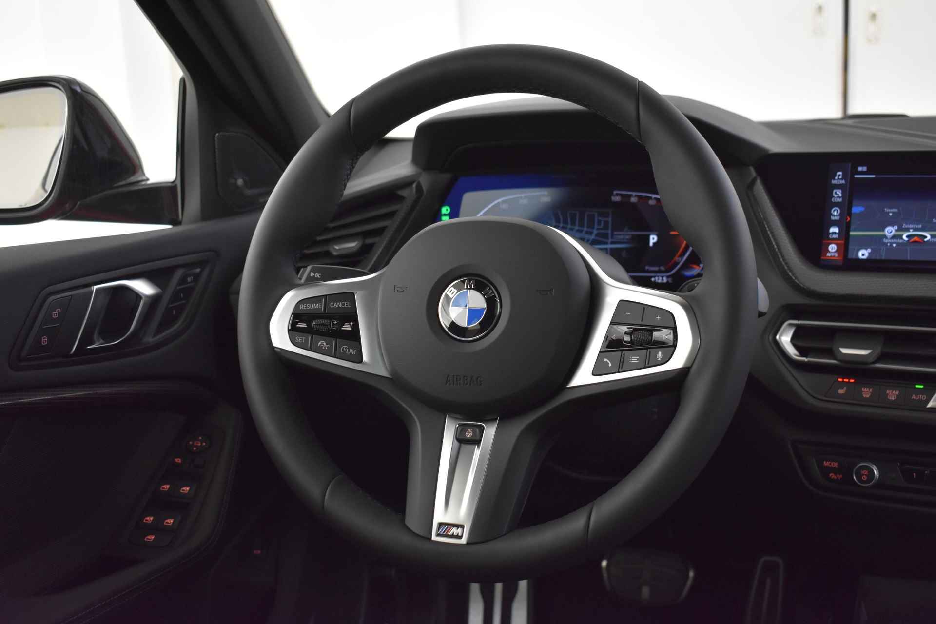 BMW 1-serie 118i High Executive M Sportpakket / Panoramadak / M Sportstoelen / Adaptieve LED / Active Cruise Control / M Sportonderstel / Comfort Access / Head-Up / Parking Assistant / Automaat - 23/59