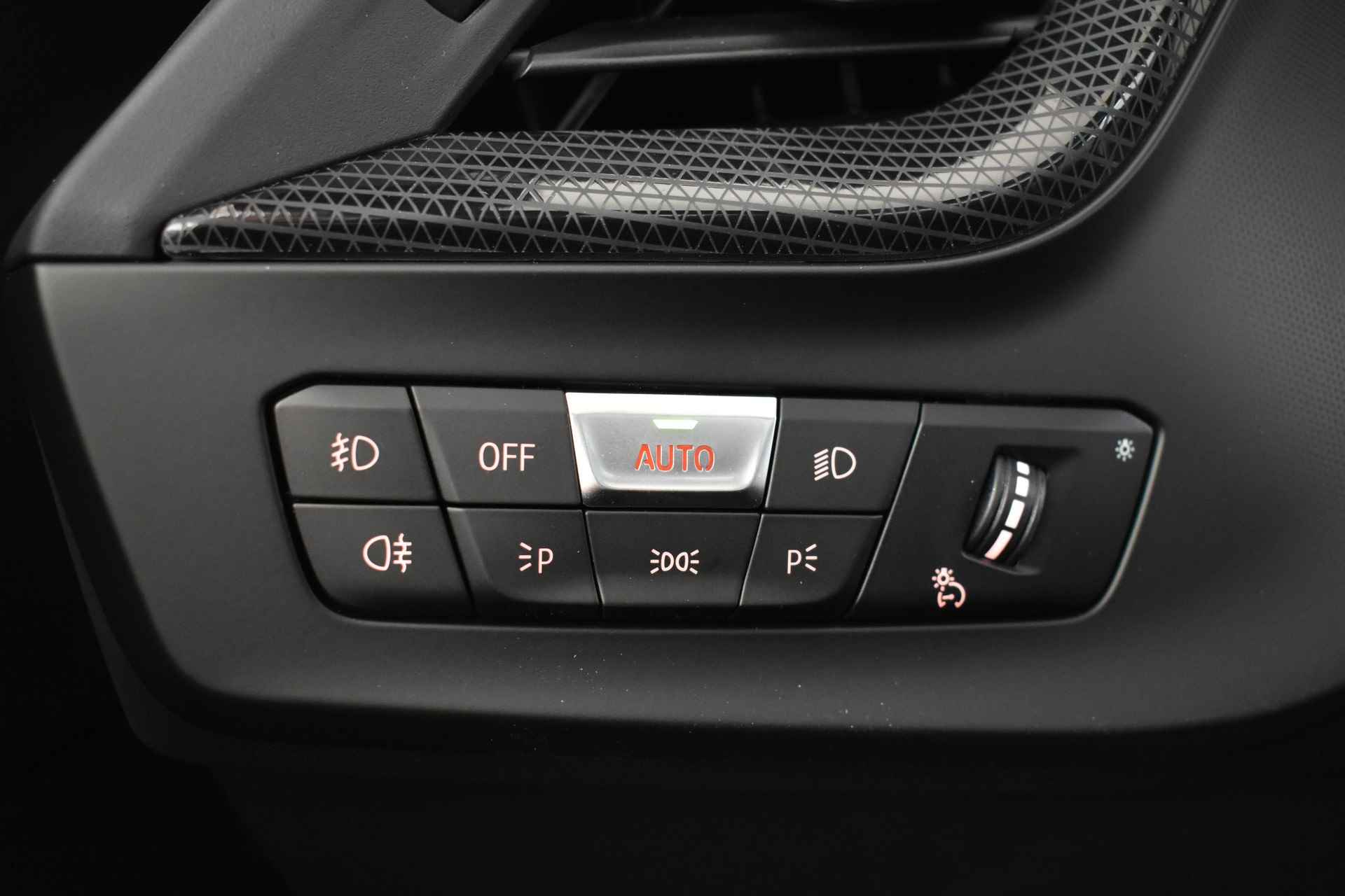 BMW 1-serie 118i High Executive M Sport Automaat / Panoramadak / M Sportstoelen / Adaptieve LED / Active Cruise Control / M Sportonderstel / Comfort Access / Head-Up / Parking Assistant / Automaat - 38/59