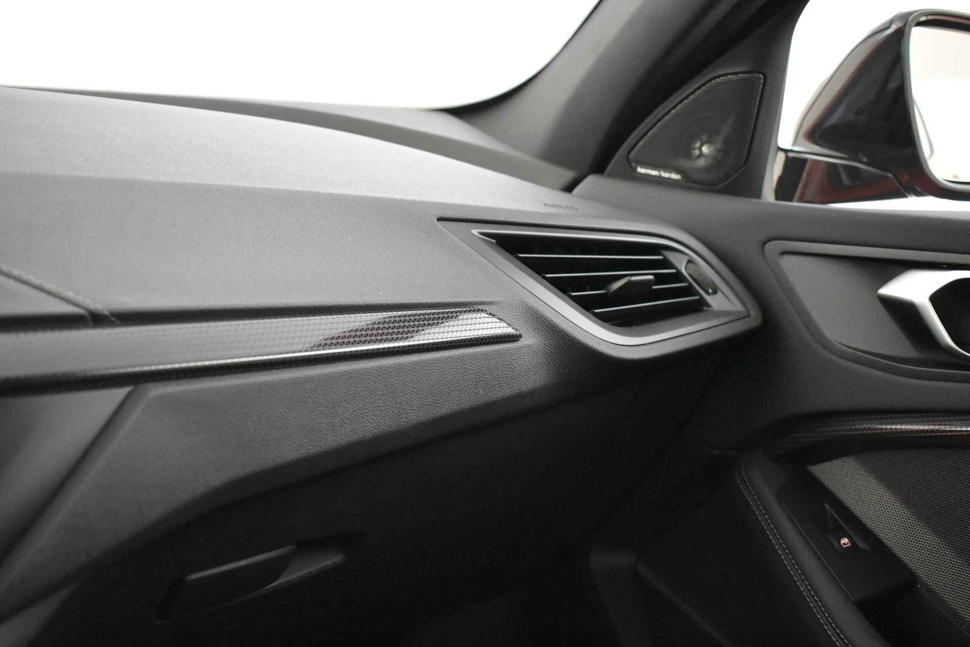 BMW 1-serie 118i High Executive M Sport Automaat / Panoramadak / M Sportstoelen / Adaptieve LED / Active Cruise Control / M Sportonderstel / Comfort Access / Head-Up / Parking Assistant / Automaat - 51/59