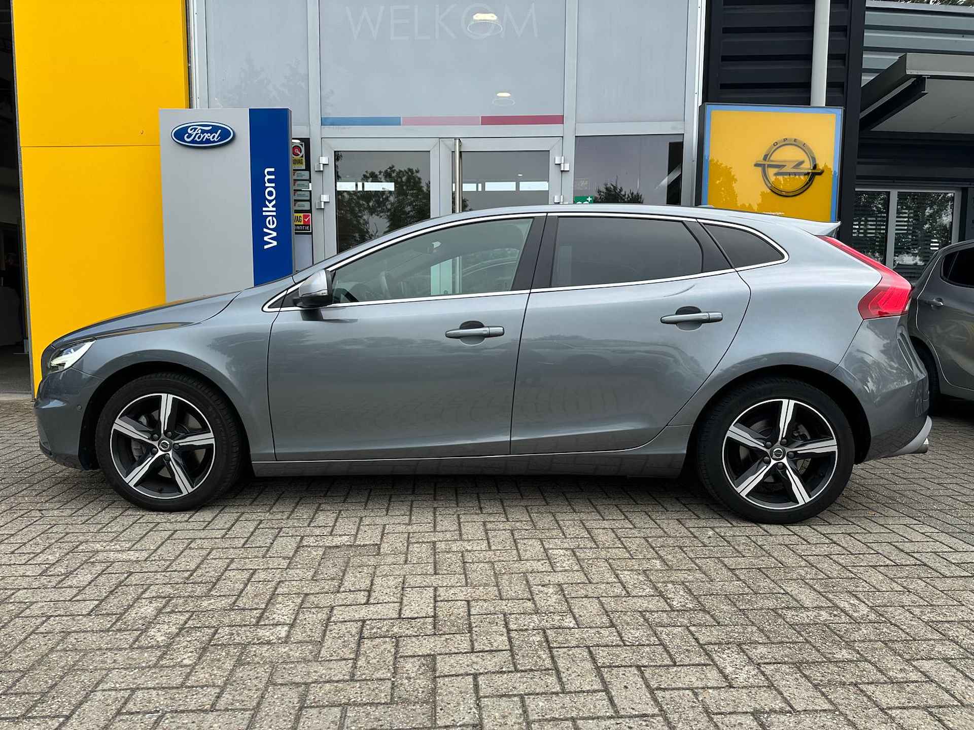 Volvo V40 1.5 T3 153PK AUT6 Polar+ Sport R-Design | STOELVERWARMING| HARMAN/KARDON| PANORAMADAK| DAB| CRUISE CONTROL| DEALERONDERHOUDEN - 4/39