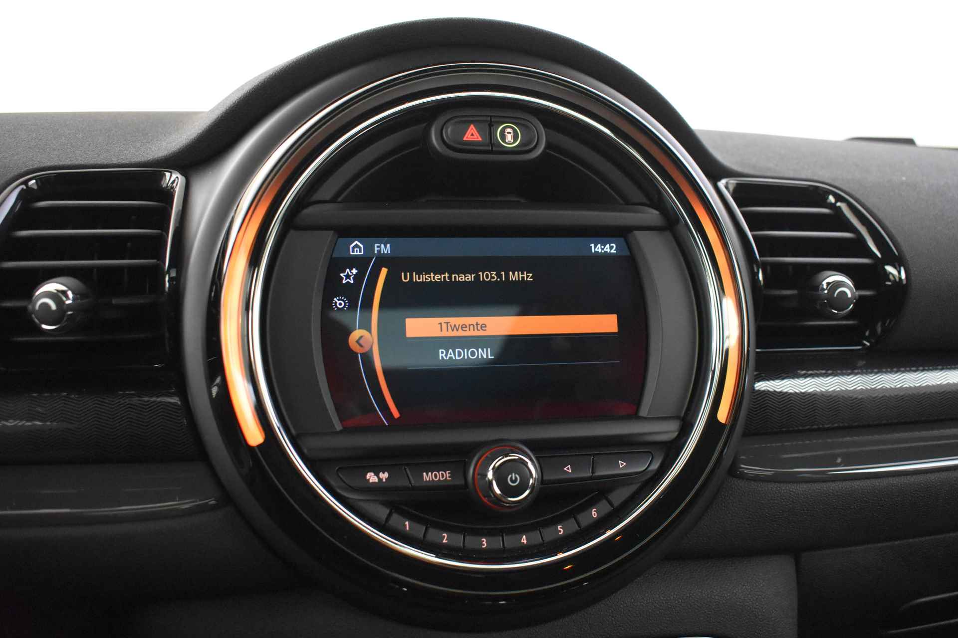 MINI Clubman Cooper Chili Automaat / Panoramadak / Trekhaak / Achteruitrijcamera / Apple CarPlay / LED / Comfort Access / Comfortstoelen - 35/45