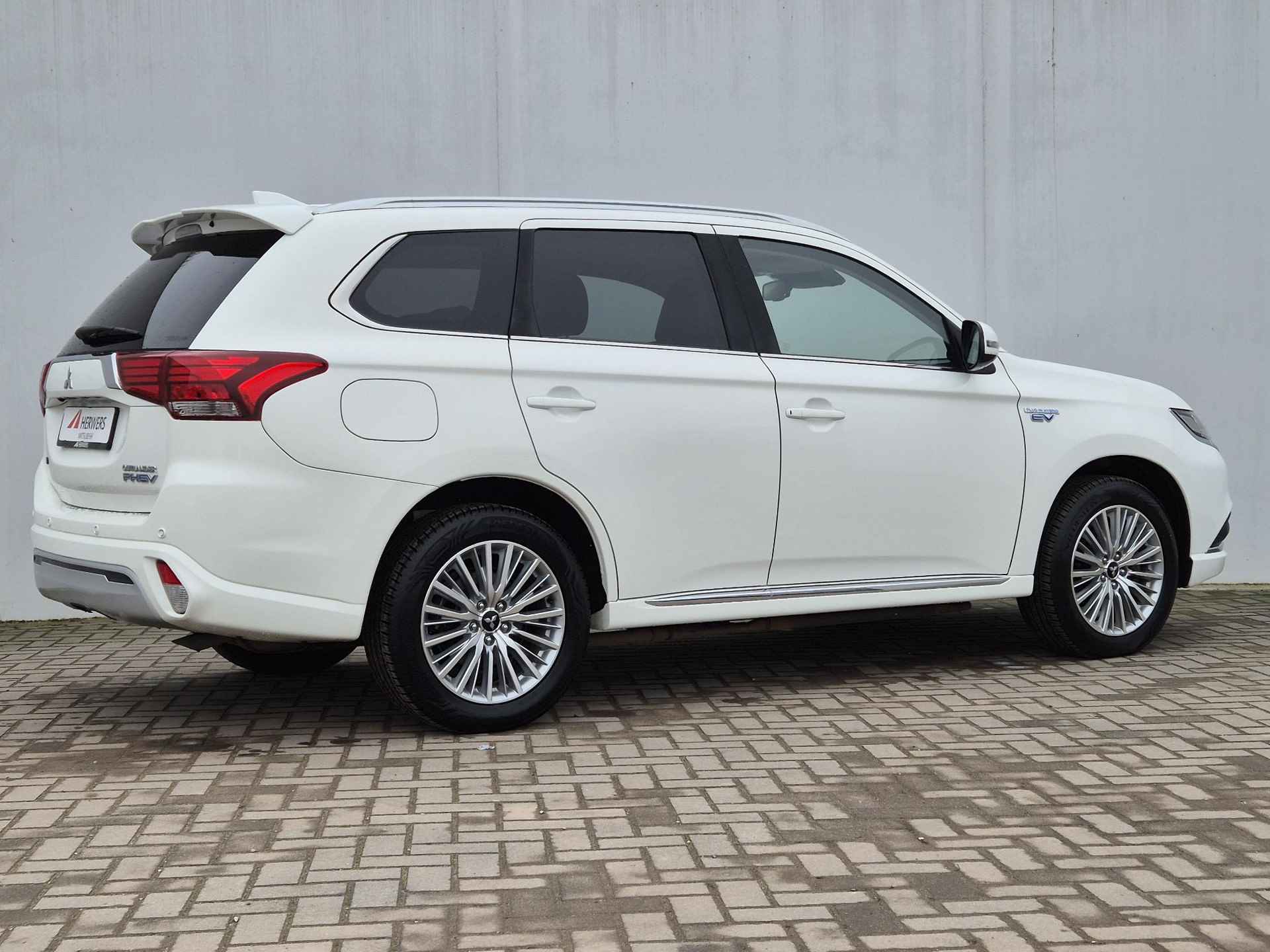 Mitsubishi Outlander 2.4 PHEV Intense Automaat / Afneembare trekhaak / Plug-in / 1500kg Trekgewicht / Adaptieve Cruise Control / Dealeronderhouden / Apple Carplay Android Auto / - 3/50