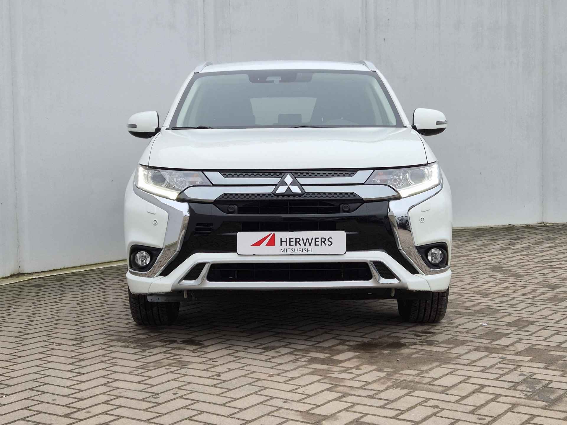 Mitsubishi Outlander 2.4 PHEV Intense Automaat / Afneembare trekhaak / Plug-in / 1500kg Trekgewicht / Adaptieve Cruise Control / Dealeronderhouden / Apple Carplay Android Auto / - 11/50