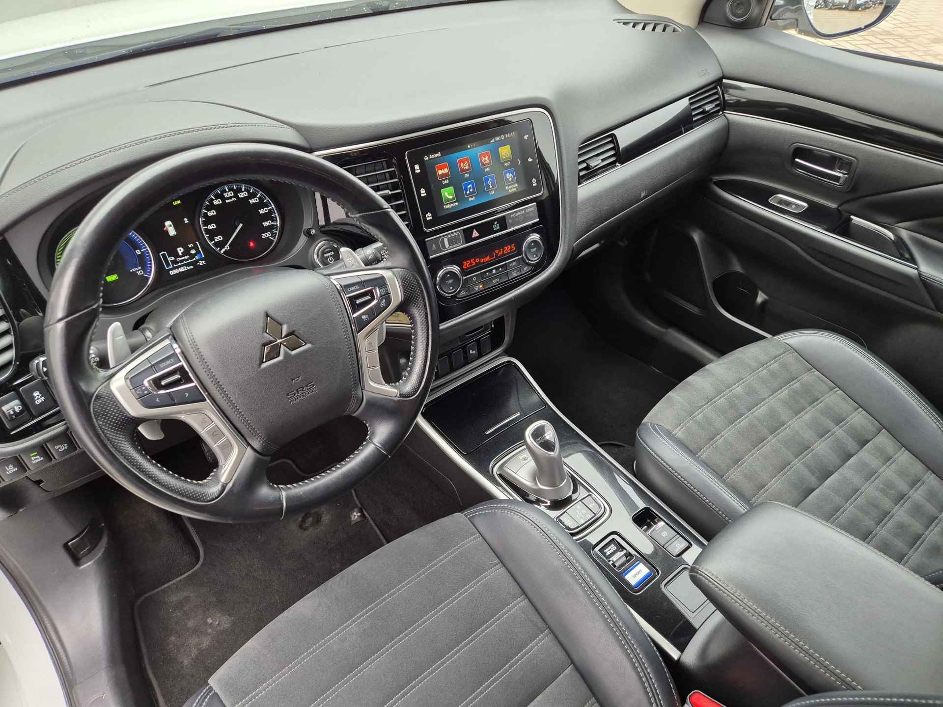 Mitsubishi Outlander 2.4 PHEV Intense Automaat / Afneembare trekhaak / Plug-in / 1500kg Trekgewicht / Adaptieve Cruise Control / Dealeronderhouden / Apple Carplay Android Auto / - 26/50