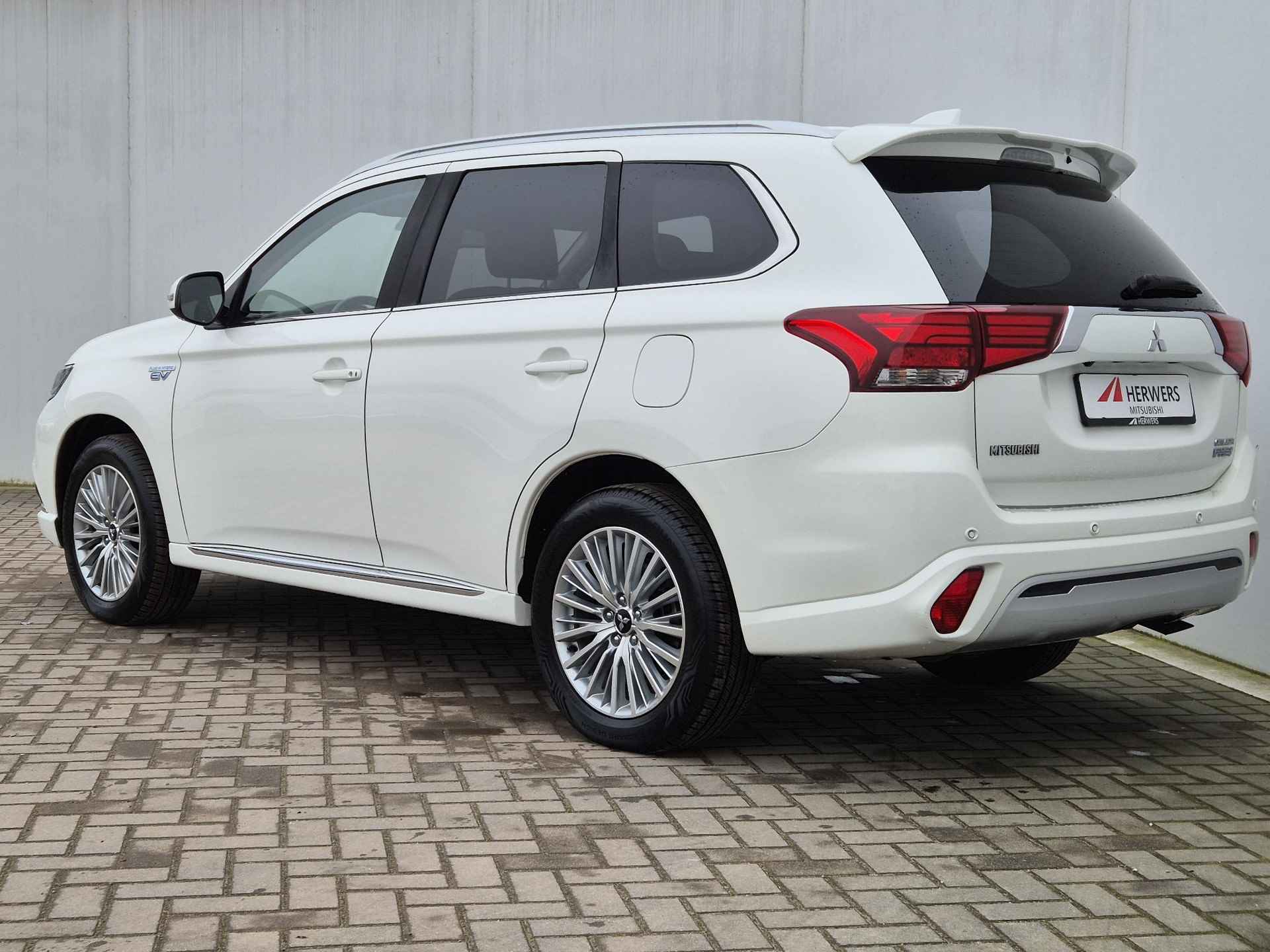 Mitsubishi Outlander 2.4 PHEV Intense Automaat / Afneembare trekhaak / Plug-in / 1500kg Trekgewicht / Adaptieve Cruise Control / Dealeronderhouden / Apple Carplay Android Auto / - 29/50