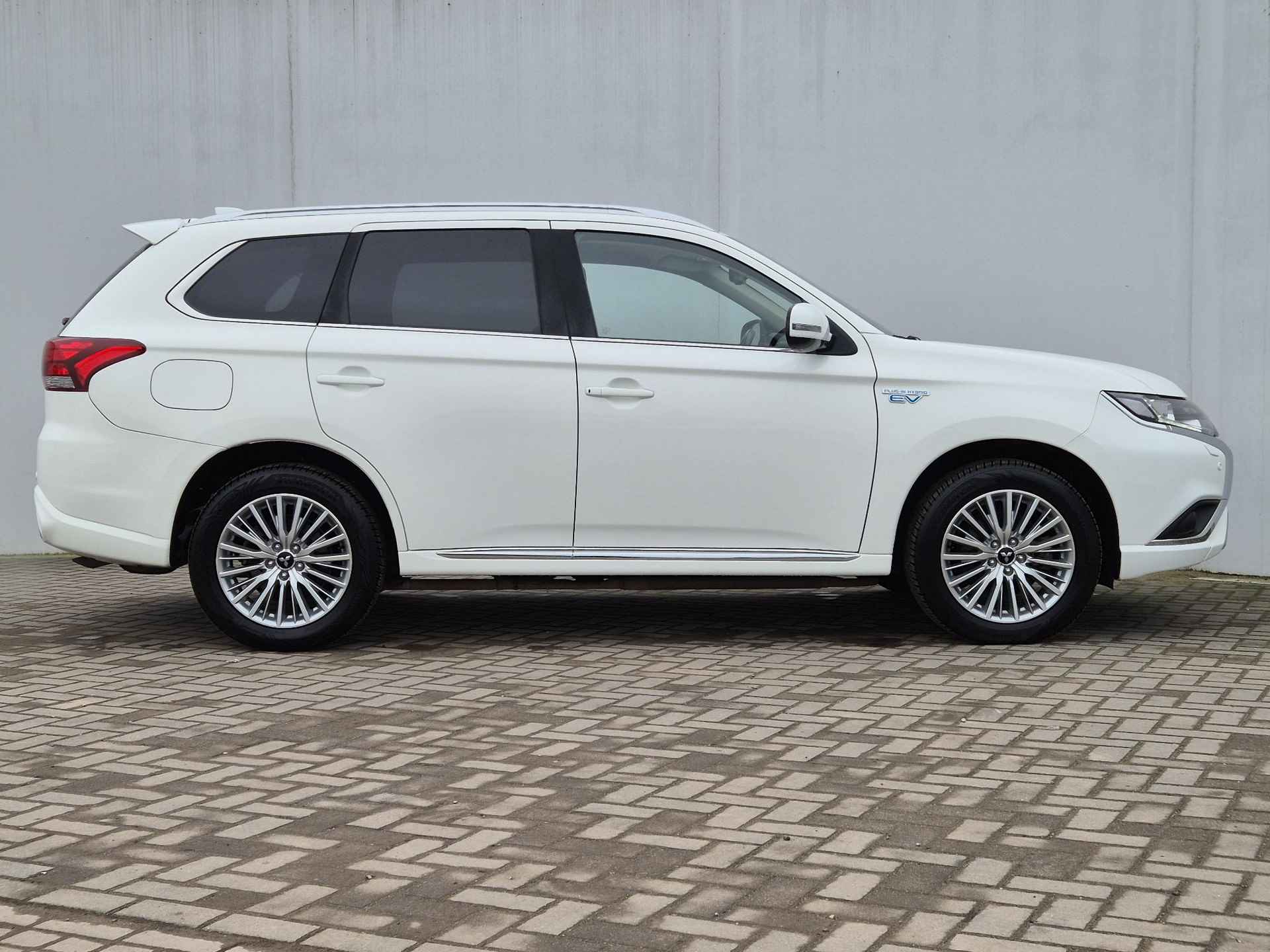 Mitsubishi Outlander 2.4 PHEV Intense Automaat / Afneembare trekhaak / Plug-in / 1500kg Trekgewicht / Adaptieve Cruise Control / Dealeronderhouden / Apple Carplay Android Auto / - 30/50