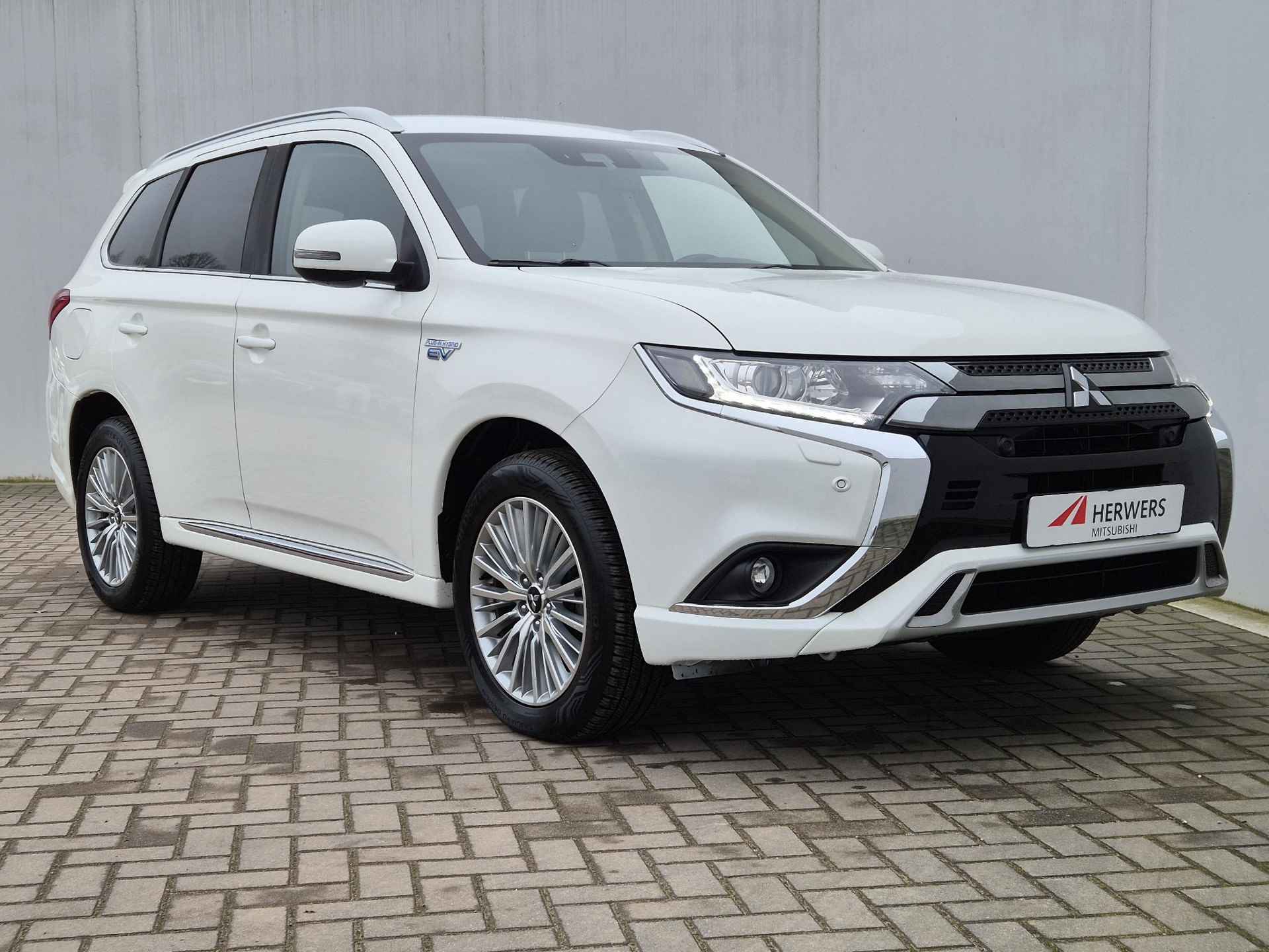 Mitsubishi Outlander 2.4 PHEV Intense Automaat / Afneembare trekhaak / Plug-in / 1500kg Trekgewicht / Adaptieve Cruise Control / Dealeronderhouden / Apple Carplay Android Auto / - 31/50