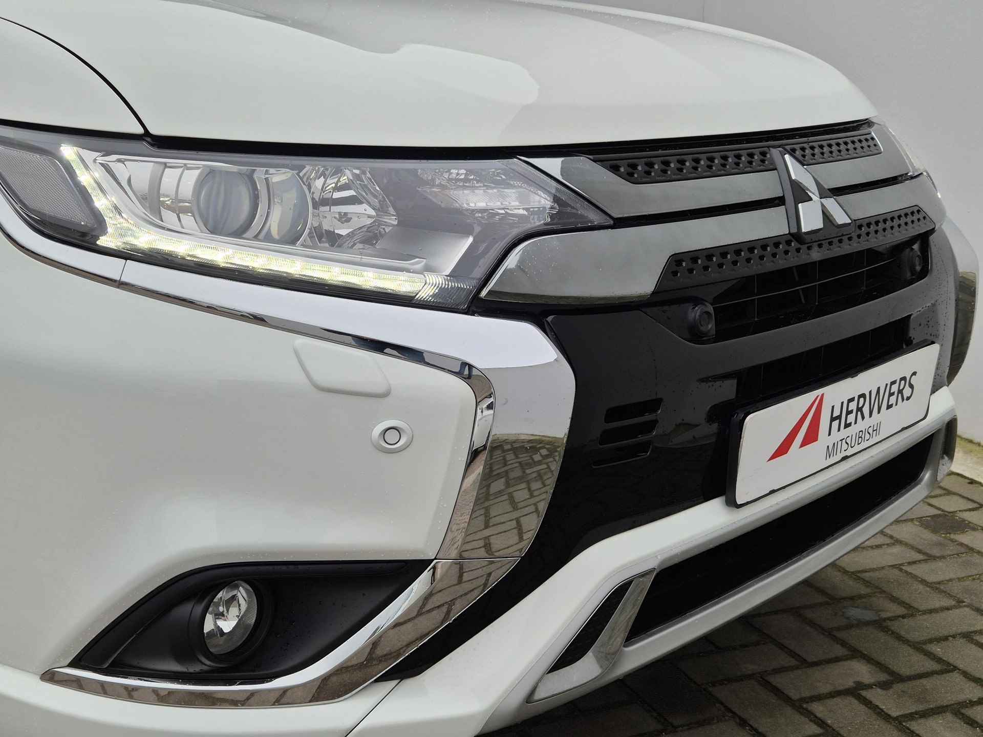 Mitsubishi Outlander 2.4 PHEV Intense Automaat / Afneembare trekhaak / Plug-in / 1500kg Trekgewicht / Adaptieve Cruise Control / Dealeronderhouden / Apple Carplay Android Auto / - 32/50