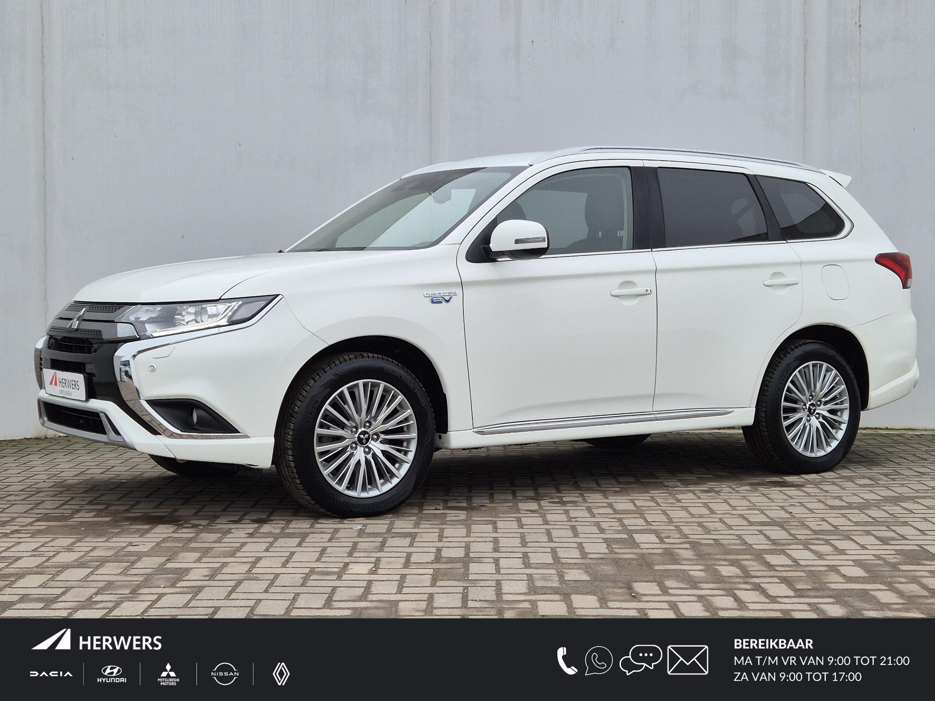 Mitsubishi Outlander 2.4 PHEV Intense Automaat / Afneembare trekhaak / Plug-in / 1500kg Trekgewicht / Adaptieve Cruise Control / Dealeronderhouden / Apple Carplay Android Auto /