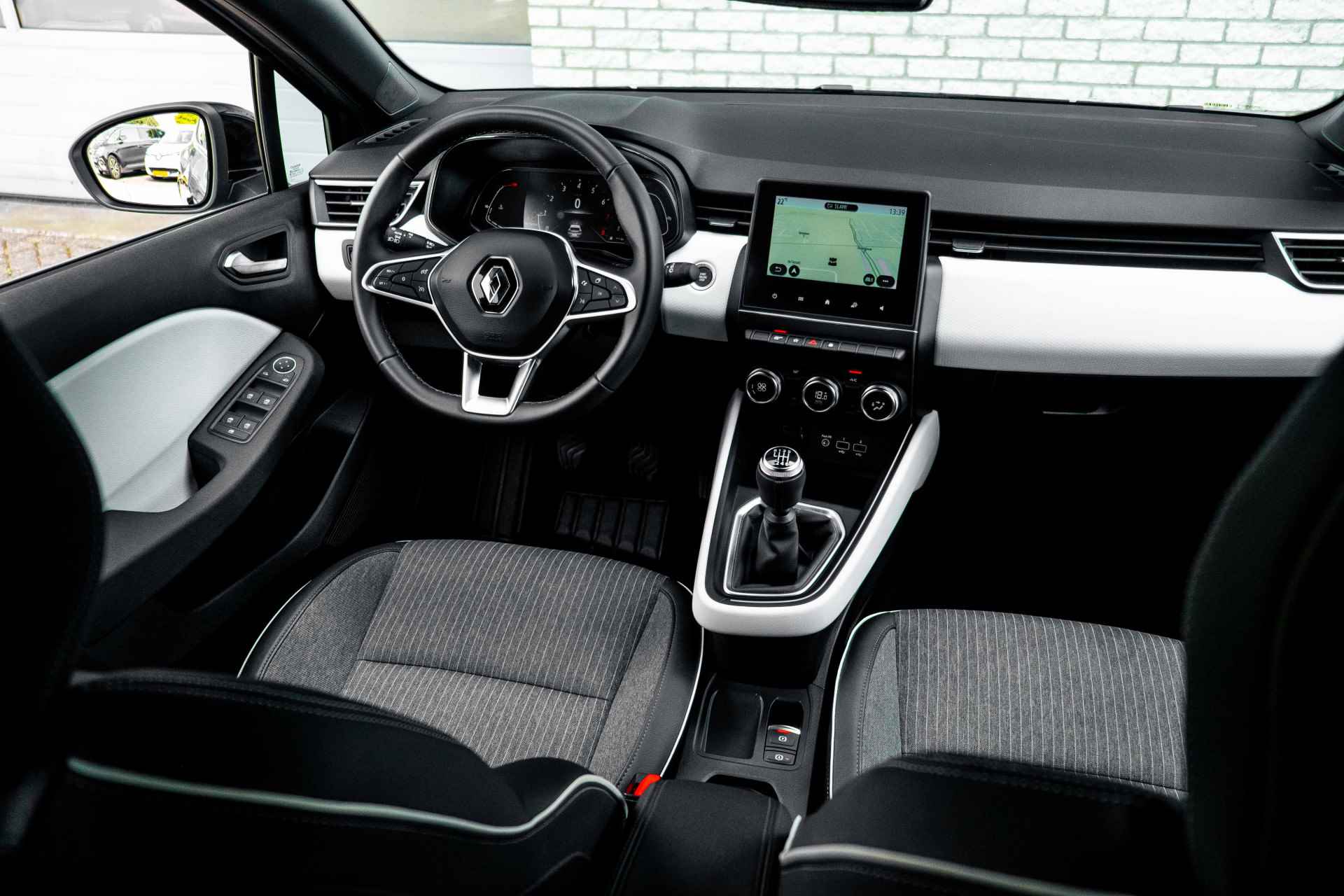Renault Clio 1.0 TCe 90 Techno | Navigatie | Camera | Sensoren achter | Climate Control | incl. Bovag rijklaarpakket met 12 maanden garantie | - 28/46