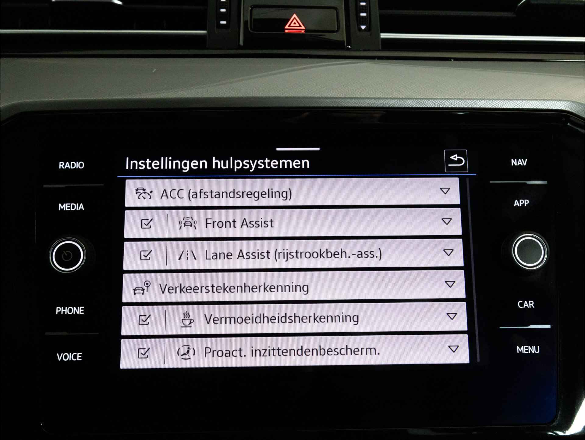 Volkswagen Passat Variant 1.5 TSI 150 pk Automaat | LED | Keyless | Navigatie | Verw. voorruit | Camera | - 32/37