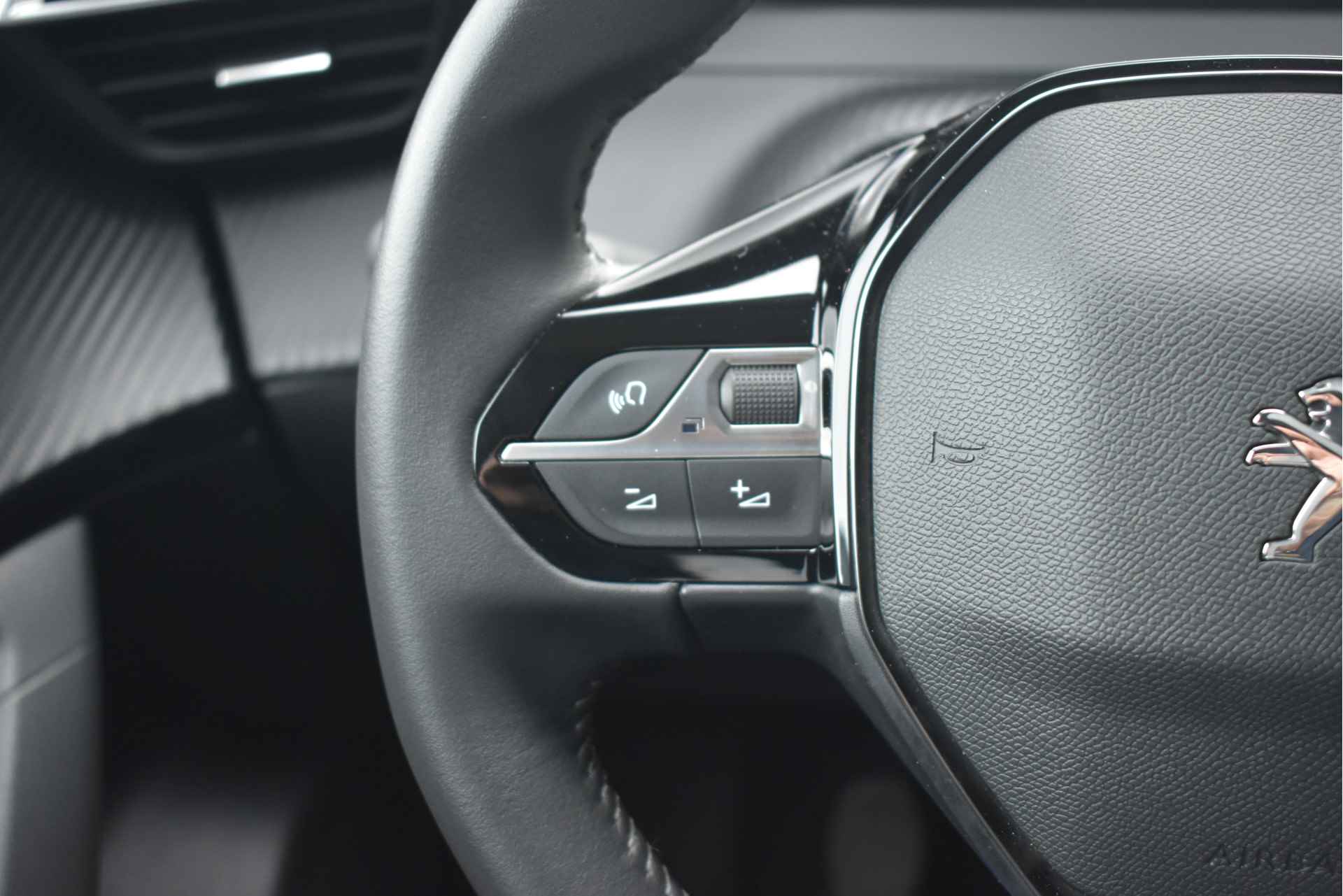 Peugeot 2008 1.2 PureTech Allure 100pk | Navigatie by App | Achteruitrijcamera | Full-LED | Parkeersensoren | Lane-Assist | Getint Glas | Cli - 16/40