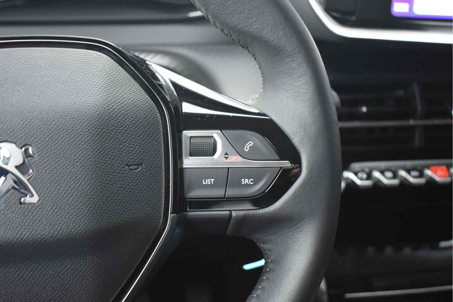 Peugeot 2008 1.2 PureTech Allure 100pk | Navigatie by App | Achteruitrijcamera | Full-LED | Parkeersensoren | Lane-Assist | Getint Glas | Cli - 17/40