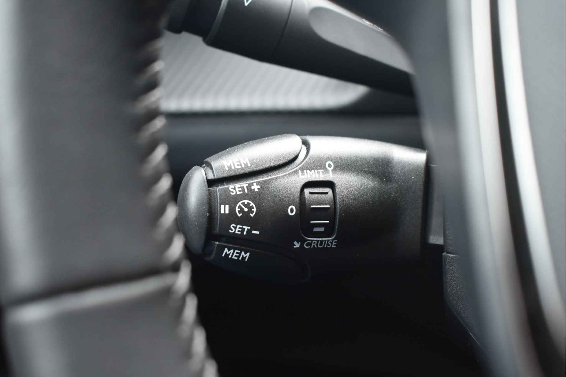 Peugeot 2008 1.2 PureTech Allure 100pk | Navigatie by App | Achteruitrijcamera | Full-LED | Parkeersensoren | Lane-Assist | Getint Glas | Cli - 18/40