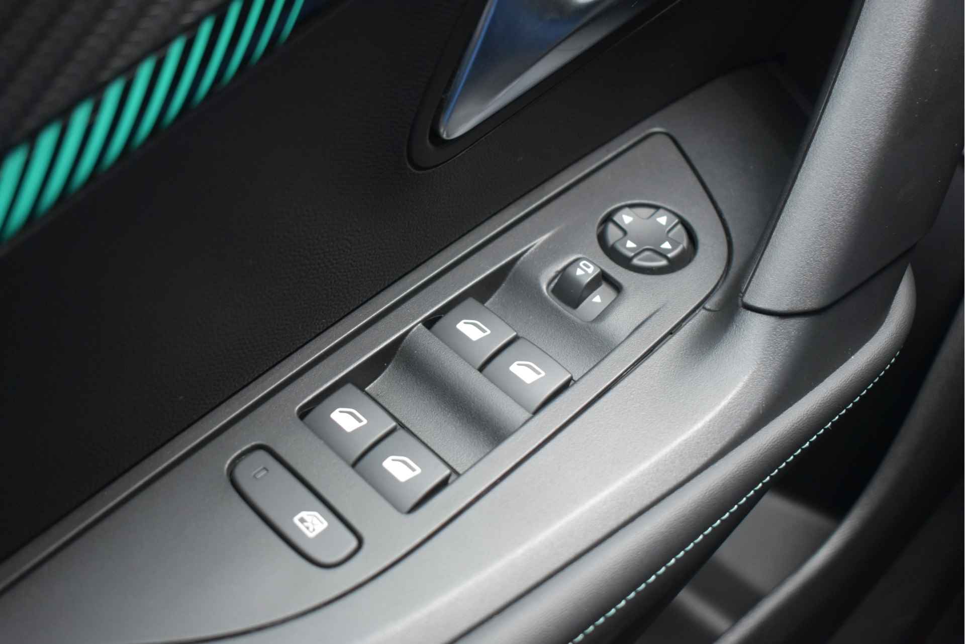 Peugeot 2008 1.2 PureTech Allure 100pk | Navigatie by App | Achteruitrijcamera | Full-LED | Parkeersensoren | Lane-Assist | Getint Glas | Cli - 20/40